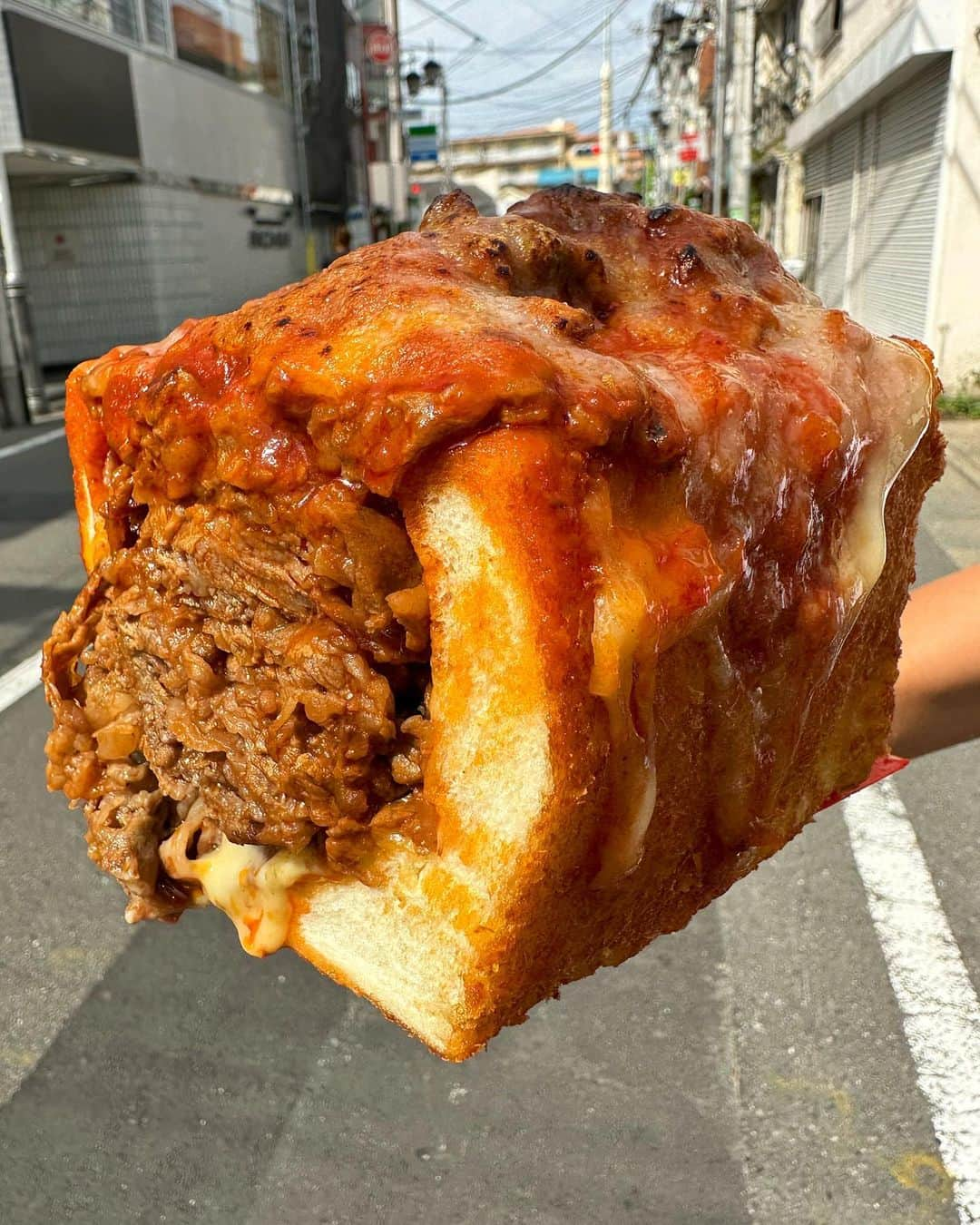 Coffee & Toast Tokyoさんのインスタグラム写真 - (Coffee & Toast TokyoInstagram)「どっぷり" ビーフ アラビアータ‼︎ ❤️❤️❤️❤️❤️❤️❤️❤️❤️❤️  “People who love to eat are always the best people.”  たっぷりの牛肉をアラビアータソースと絡めて、パンの中に。  唐辛子の刺激的な辛みと、トマトのほどよい酸味が効いた、どっぷりの牛肉のパン、たまらんです😋😋😋  . . . . . #ビーフアラビアータ  #アラビアータ  #トマトソース  #allarrabbiata #arrabbiata #tomatosauce  #beef  #beeflover  #牛肉  #牛肉料理  #肉スタグラム  #肉テロ   #世田谷線カフェ  #パンスタグラム  #東京カフェ  #三軒茶屋カフェ #三軒茶屋  #パン #三茶カフェ  #三茶 #田園都市線カフェ #コーヒーアンドトースト  #coffeeandtoast #foodie  #foodiegram #japnesefood #イタリアン  #イタリア料理」10月4日 17時56分 - coffeetoast2