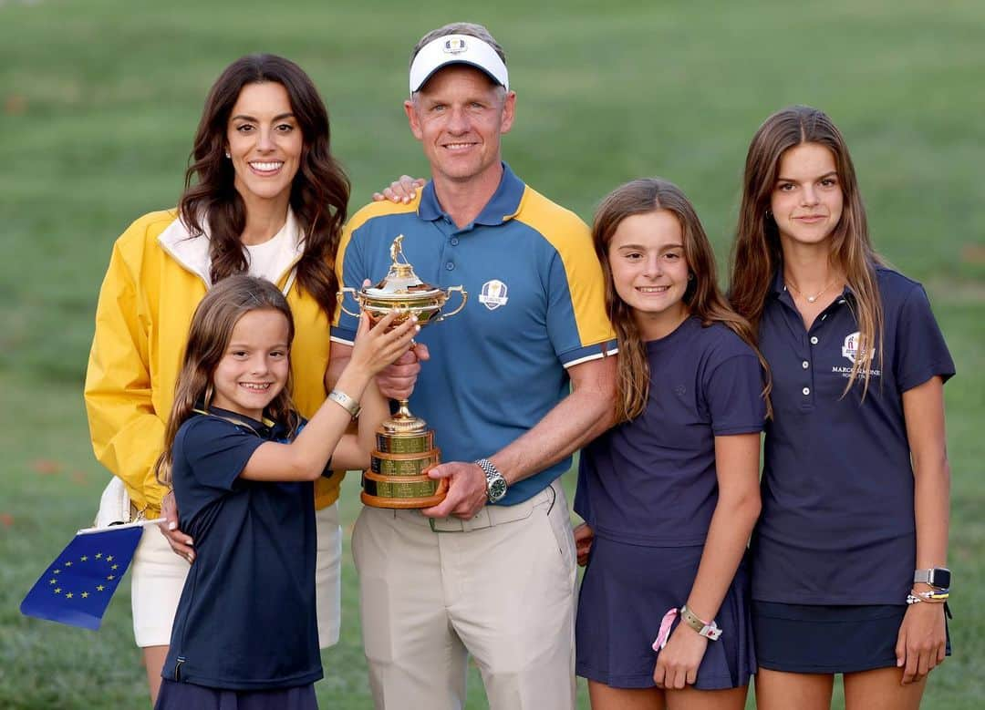 ルーク・ドナルドのインスタグラム：「My family 💙💛 @rydercupeurope」