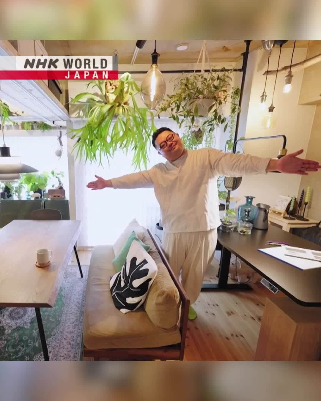 NHK「WORLD-JAPAN」のインスタグラム：「Look at these handy storage ideas from Tokyo organization consultant and interior stylist, Ando Hidemichi. ✨ He lives in a 47 sqm apartment with his partner of 11 years, Butajiru.  Hidemichi believes clearing a space is not only material, but is also a way to change your inner self. 😀  He speaks from personal experience, as it was through putting his own possessions in order that he was able to move forward for the better in his life.💖 . 👉Take a tour of Hidemichi’s Tokyo apartment and discover more of his story｜Watch｜ROOOOMS! Japan: Storage & Organization Consultant Ando Hidemichi's Mind-clearing Hideaway｜Free On Demand｜NHK WORLD-JAPAN website.👀 . 👉Tap in Stories/Highlights to get there.👆 . 👉Follow the link in our bio for more on the latest from Japan. . 👉If we’re on your Favorites list you won’t miss a post. . . #declutteryourlife #livingwithless #livingsmall #essentialliving #simpleliving #declutter #reduce #storageideas #loveislove #tokyolife #lgbtq #tokyoapartment #hidemichiando #roomstylist #安藤秀通 #ひでまる #japan #nhkworldjapan」