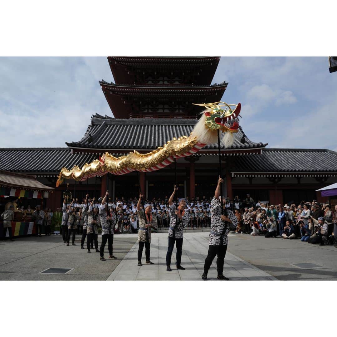 TOBU RAILWAY（東武鉄道）さんのインスタグラム写真 - (TOBU RAILWAY（東武鉄道）Instagram)「. . 📍Asakusa - Golden Dragon Dance A splendid golden dragon dance at Sensoji Temple! . The Golden Dragon Dance will be held in front of the main hall of Sensoji Temple on October 18, 2023! The name of the Golden Dragon Dance comes from Kinryuzan, the honorific name of Sensoji which means “Golden Dragon Mountain.” It was first presented to commemorate the reconstruction of the main hall in 1958. The lotus pearl, which symbolizes, Kannon, the goddess of mercy, leads the performance. The Golden Dragon, which protects it, parades through the shops of the temple and the temple grounds. The splendid Golden Dragon is around 18 meters in length and 88 kilometers in weight. The dragon dancing among the musical accompaniment is a must see! . . . . Please comment "💛" if you impressed from this post. Also saving posts is very convenient when you look again :) . . #visituslater #stayinspired #nexttripdestination . . #asakusa #goldendragon #sensoji #recommend #japantrip #travelgram #tobujapantrip #unknownjapan #jp_gallery #visitjapan #japan_of_insta #art_of_japan #instatravel #japan #instagood #travel_japan #exoloretheworld #ig_japan #explorejapan #travelinjapan #beautifuldestinations #toburailway #japan_vacations」10月4日 18時00分 - tobu_japan_trip
