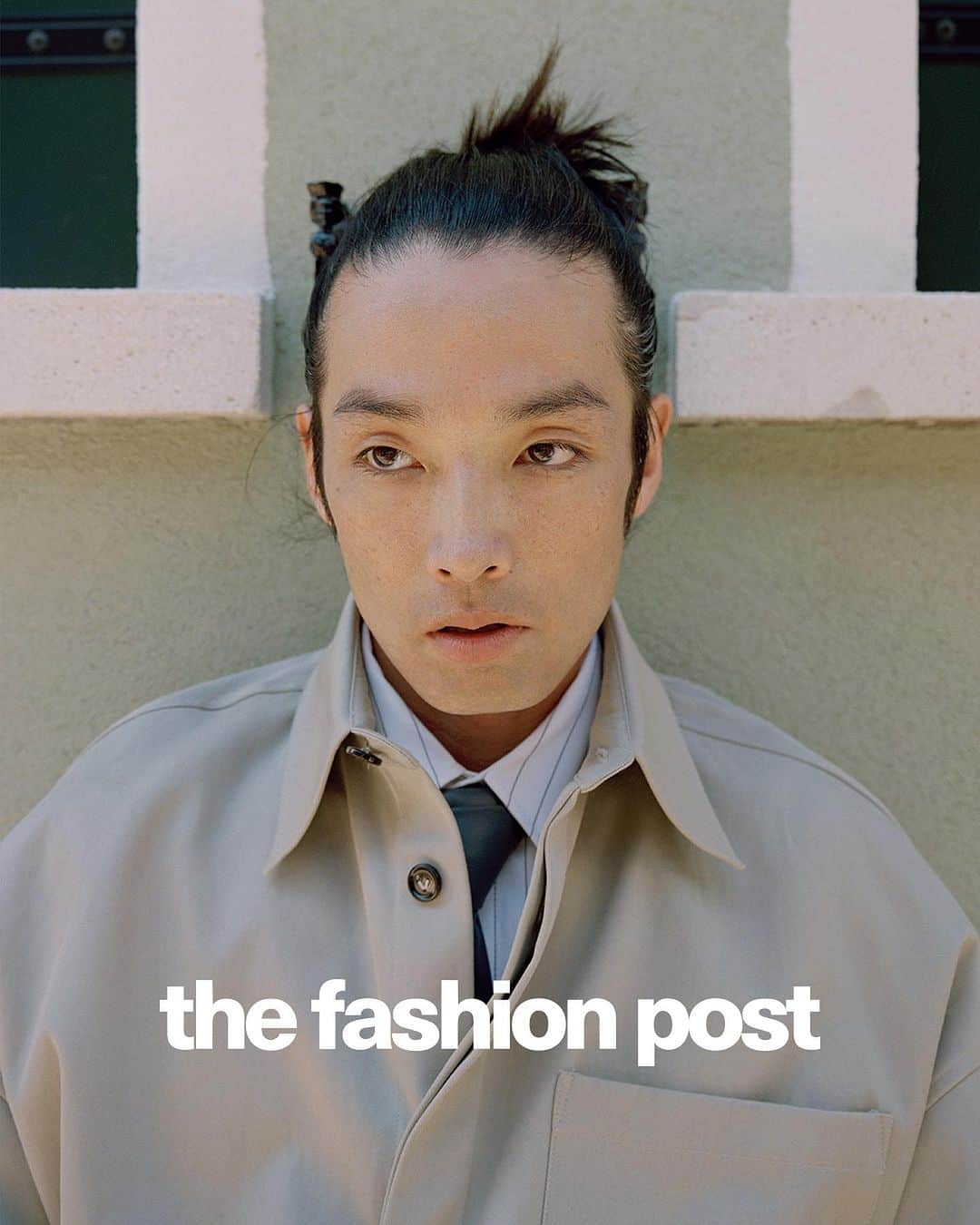 The Fashion Postさんのインスタグラム写真 - (The Fashion PostInstagram)「#fashion  Bottega Veneta with Mirai Moriyama  『胸の高鳴りを覚えて。森山未來が描くボッテガ・ヴェネタ〈後編〉』  「服を着る」ということ。それは単なる防寒という役割だけではない。第三者に対するアイデンティティの印象づけ、そして自分自身の気分までも上げてくれるもの。いわば、なりたい自分になれる魔法ともいえるかもしれない。クリエイティブ・ディレクターに Matthieu Blazy (マチュー・ブレイジー)が就任後、3シーズン目となる BOTTEGA VENETA (ボッテガ・ヴェネタ)の2023年ウィンターコレクション。「着替える、変身する」というアイデアを探求した本コレクションはブランド発祥の地であるイタリアの過去・現在・未来の芸術文化を着想源に、ドレスアップの楽しさや喜び、衣服を通して得る自信を表現した。  伝統的な技法とモチーフ、絵画や神話の登場人物などが現代に再構築された服。着こなすのは、ジャンルレスな表現者として活躍する森山未來。俳優でありダンサーでもある彼が、舞台となるイタリアで、袖を通し、感じるままに動く。好きな服を着るといつもより背筋が伸びる気がする。毎日身につけるものだからこそ、ときめきをくれる装いを日常に(最終回/全2回)。  model: Mirai moriyama photography: Piczo styling: Mayumi Sugiyama hair & makeup: Yasuko Sudo location coordination: Yuki Katagiri special thanks: Yuko Takeshige edit & text: Yuko Igarashi  #tfp #thefashionpost #bottegaveneta #ボッテガヴェネタ #森山未來 #miraimoriyama」10月4日 18時00分 - tfpjp