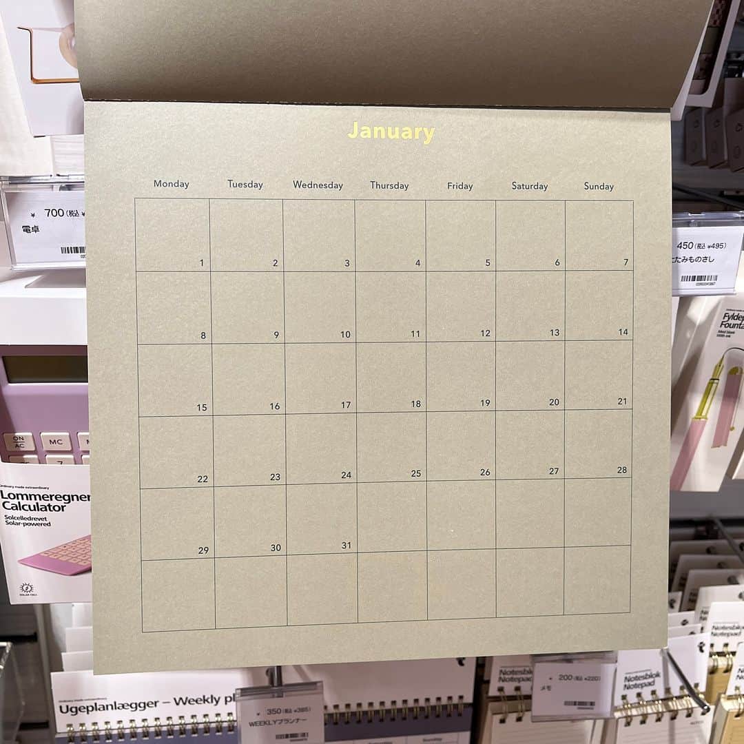 Flying Tiger Japanさんのインスタグラム写真 - (Flying Tiger JapanInstagram)「今年も残り３か月を切りました😳 ゴールドの印字がアクセントのカレンダー✨  未来を予測し、瞬間を記録する🌕 あなたの2024年の時間を整理するお手伝いをさせてください🤝  月ごとのタブがついている卓上カレンダー。 トップの部分がウッドの壁掛けカレンダー。  シンプルで、かわいくて。デスクに。 キッチンに。ベッドサイドに。オフィスに。 もちろん、ギフトにもぴったり。  ※在庫状況は各店舗で異なります。詳しくはお近くの店舗にお問い合わせください。  #フライングタイガー #flyingtiger #北欧 #北欧インテリア #北欧デザイン #北欧雑貨 #デンマーク  #hygge #カレンダー #プランナー #文房具 #2024年 #卓上カレンダー #壁掛けカレンダー」10月4日 18時00分 - flyingtigerjp