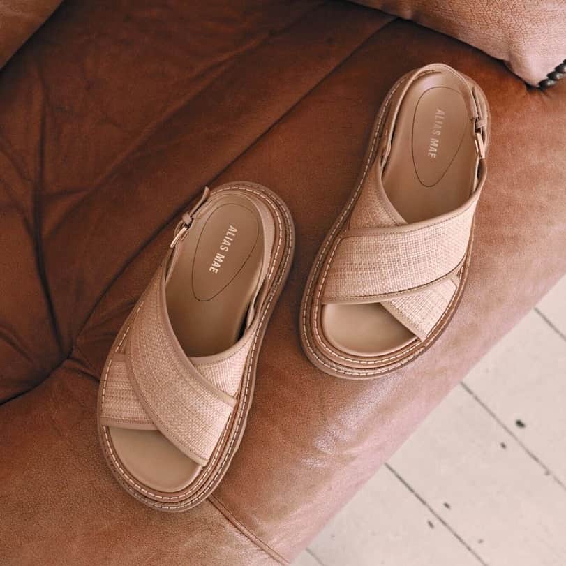STYLERUNNERさんのインスタグラム写真 - (STYLERUNNERInstagram)「A chunky summer sandal that you will over and over again 🤎 Tap to shop the Verona sandal from Alias Mae」10月4日 18時00分 - stylerunner