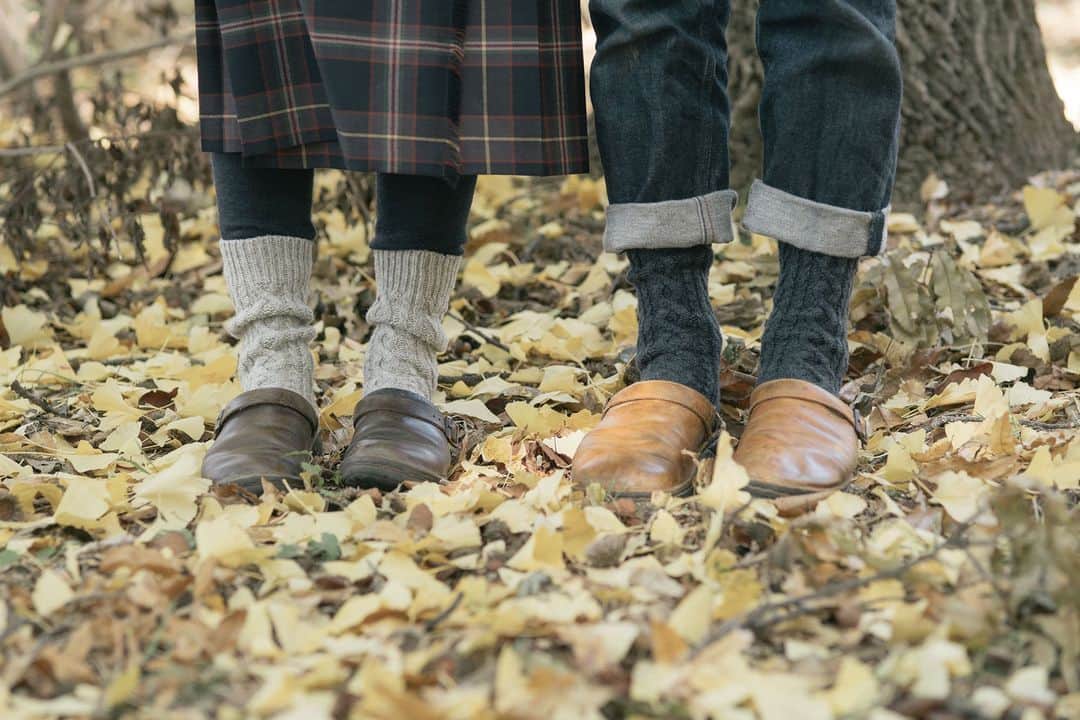 ヒラハルさんのインスタグラム写真 - (ヒラハルInstagram)「毎年この季節の人気者。わざわざオリジナルのロングセラー 『リブウール靴下／アランウール靴下』が今年も入荷しました！  かくも短き長野の秋。今日も急に本格的な寒さを感じて、 スタッフは慌ててウール靴下を取り出したところです。  （実店舗でも早くもウール靴下が売れ始めておりまして、 こんなところでも長野の寒さを実感し始めています…。）  今はまだ寒さが訪れる前の地域にお住まいのお客様も、 ぜひ今のうちにウール靴下を備えておくときっと安心です。  ▶リブウール靴下 ¥3,900 ▶アランウール靴下 ¥3,900  @wazawazapan 🤞お買い物はプロフィールリンクより 『わざわざオンラインストア https://waza2.com/』をタップ  ・  わざわざのウール靴下は、 まるで湯たんぽを履いているようなあたたかさ。  履いた瞬間から足元が暖かく感じるほどで、沢山のリピーターの皆さまにご愛用いただいて参りました。そして、お客様から頂いたお声を商品に反映させ、改良に次ぐ改良を重ねてきたことも人気につながりました。  わざわざスタッフにとっても欠かせない靴下です。 冷え込みが強まるこれからの季節にぜひ “湯たんぽのように温かい”を実感していただけたら嬉しいです。  ・・・・・・・・・・・・・・・  #パンと日用品の店わざわざ #わざわざ #わざわざパン #わざわざの靴下  #リブウール靴下 #ウール靴下 #ウールソックス #あったか靴下 #あったかソックス #あったかグッズ #冷えは足元から #ものづくり #靴下 #防寒対策 #防寒グッズ #冷え性 #末端冷え性」10月4日 18時00分 - wazawazapan