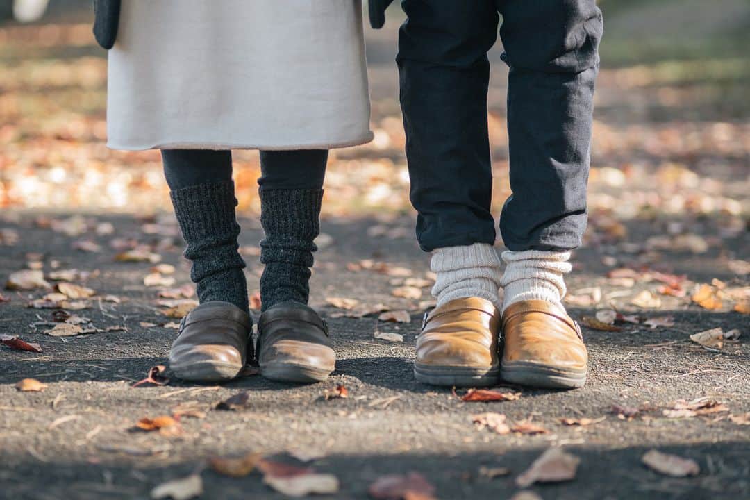ヒラハルさんのインスタグラム写真 - (ヒラハルInstagram)「毎年この季節の人気者。わざわざオリジナルのロングセラー 『リブウール靴下／アランウール靴下』が今年も入荷しました！  かくも短き長野の秋。今日も急に本格的な寒さを感じて、 スタッフは慌ててウール靴下を取り出したところです。  （実店舗でも早くもウール靴下が売れ始めておりまして、 こんなところでも長野の寒さを実感し始めています…。）  今はまだ寒さが訪れる前の地域にお住まいのお客様も、 ぜひ今のうちにウール靴下を備えておくときっと安心です。  ▶リブウール靴下 ¥3,900 ▶アランウール靴下 ¥3,900  @wazawazapan 🤞お買い物はプロフィールリンクより 『わざわざオンラインストア https://waza2.com/』をタップ  ・  わざわざのウール靴下は、 まるで湯たんぽを履いているようなあたたかさ。  履いた瞬間から足元が暖かく感じるほどで、沢山のリピーターの皆さまにご愛用いただいて参りました。そして、お客様から頂いたお声を商品に反映させ、改良に次ぐ改良を重ねてきたことも人気につながりました。  わざわざスタッフにとっても欠かせない靴下です。 冷え込みが強まるこれからの季節にぜひ “湯たんぽのように温かい”を実感していただけたら嬉しいです。  ・・・・・・・・・・・・・・・  #パンと日用品の店わざわざ #わざわざ #わざわざパン #わざわざの靴下  #リブウール靴下 #ウール靴下 #ウールソックス #あったか靴下 #あったかソックス #あったかグッズ #冷えは足元から #ものづくり #靴下 #防寒対策 #防寒グッズ #冷え性 #末端冷え性」10月4日 18時00分 - wazawazapan