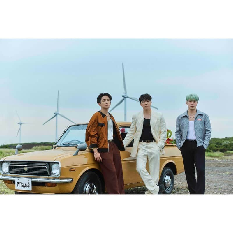 ワーナーミュージック・ジャパンさんのインスタグラム写真 - (ワーナーミュージック・ジャパンInstagram)「#FTISLAND  20th SINGLE 『F-R-I-E-N-DS』 本日10/4（水）リリース！  また 20th SINGLE 『F-R-I-E-N-DS』のリリースを記念して、壁紙投稿キャンペーンを本日からスタート！ 「F-R-I-E-N-DS」の壁紙を設定した写真と #FT_FRIENDS を付けXで投稿してくれた方に抽選で“直筆サイン入り オリジナル ソロチェキをプレゼント！   詳細リンクはストーリーズに✍️   #FRIENDS」10月4日 18時00分 - warnermusic_jp