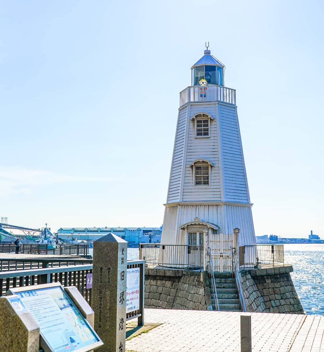 のインスタグラム：「The Old Sakai Lighthouse is Japan's oldest wooden Western-style lighthouse and is designated a national historic site. While it's no longer in use for trade, it has become a popular tourist spot in Osaka. 👍  旧堺燈台は日本最古の木造洋式灯台として国指定史跡になってるんや🚢 昔は海外と貿易するときに使われていて、今は使われてないけど、景色もいいし大阪の観光スポットになってるで👍  —————————————————————  #maido #withOsakaBob #OSAKA #osakatrip #japan #nihon #OsakaJapan #大坂 #오사카 #大阪 #Оsака #Осака #โอซาก้า #大阪観光 #sightseeing #Osakatravel #Osakajepang #traveljepang #旧堺燈台」
