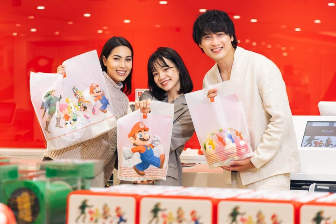 ヒルトン大阪 Hilton Osakaのインスタグラム：「大人気のストア「Nintendo OSAKA」（大丸梅田店13階）はヒルトン大阪から徒歩わずか5分！✨  任天堂の直営店舗でしか手に入らないオリジナルグッズはもちろん、「スーパーマリオ」や「ゼルダの伝説」、そして「スプラトゥーン」など人気ゲームシリーズのキャラクターのオブジェもあり、素敵な写真をたくさん撮れます！ さらに、最新のゲームも体験できますので、大阪に来られる際はぜひチェックしてみてください👀  楽しい世界を満喫した後は、ヒルトン大阪のゆったりとした客室、魅力的なレストランでお過ごしください。🙌  思い出に残る大阪旅行は、ヒルトン大阪で。  宿泊のご予約は @hiltonosaka ホームページより。  The highly popular store - Nintendo OSAKA - is just a 5-minute walk from Hilton Osaka!✨  This store is a treasure trove of Nintendo products which some are only available at the Nintendo’s directly managed stores, alongside character displays from beloved games series like “Super Mario”, “The Legend of Zelda”, “Splatoon”, etc.  Don't miss the chance to take some memorable photos! Plus, you will have a chance to try on the latest games. It's a must-visit when you're in Osaka.👀  After immersing yourself in an exciting world of Nintendo, unwind in the spacious rooms and enticing restaurants at Hilton Osaka, where would be your go-to choice for an unforgettable Osaka trip.  For more details and to make a reservation, please visit our website at @hiltonosaka.  ＝＝＝ #ヒルトン大阪 #大阪旅行 #任天堂 #スーパーマリオ #ゼルダの伝説 #スプラトゥーン #どうぶつの森 #ピクミン #梅田観光 #大阪観光スポット #HiltonOsaka #NintendoOSAKA #Nintendo #OsakaTrip #JapanTrip #Umeda」