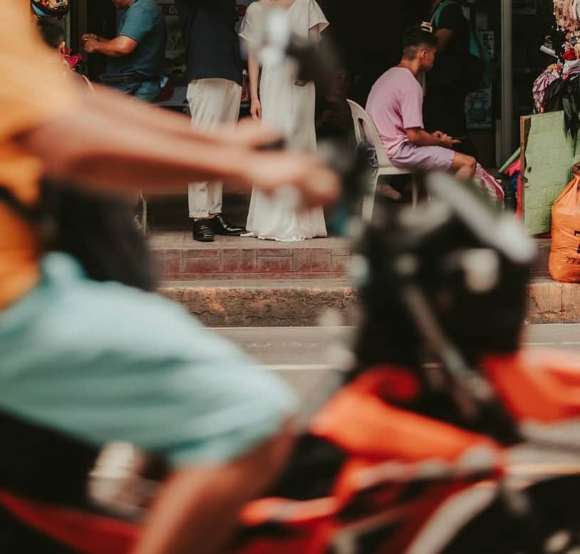 YouAさんのインスタグラム写真 - (YouAInstagram)「Cebu city Wedding Photo  セブの街中で撮るウェディングフォト  海よりも街がいい！とリクエストを 頂き、今回初めてセブシティフォトをプランニング  海外の街を歩きながらの撮影は ウェディングフォトの思い出に 旅の思い出も加わると 感じました🛵  Place : Cebu city @vacationweddings Wedding Photo 　 フォトグラファーはフィリピン人 明るすぎないトーンが特徴の写真を撮ります 日本人スタッフが同行しますので 言葉の心配もありません。 セブロケーションフォトならではの 自由にプランニングできる 撮影をお楽みください。  #cebucity #cebu  #海外旅行 #海外フォト  #セブ #セブフォトウェディング」10月5日 18時00分 - youa.dressstylist