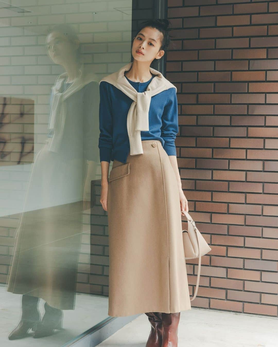 NATURAL BEAUTY BASICのインスタグラム：「松木育未さん着用の 秋の新作webカタログ第1弾が大好評公開中♡  ■ウールコンパクトベーシックカーディガン ¥7,480 tax in size:FR color:グレー/クロ/ベージュ/パープル/アカ/ブルー #0173275001  ■メルトンライクアシメセミフレアスカート ¥10,450 tax in size:S/M color:ブラウン/グリーン #0173220006  ------------  Trend Tips -2023Autumn-  表面感のあるジャガードスカートに トラッドなアランニット、 大人フェミニンなミニ丈のニットワンピースetc.  今季トレンドをふんだんに盛り込んだ新作をデリバリー。 コーデの鮮度を高めてくれる キャッチーなアイテムで秋本番に備えて。  #松木育未 さん #新作アイテム #ニット #カーディガン #スカート #タイトスカート #ナロースカート #フロントボタンスカート #秋コーデ #お出かけコーデ #オフィスコーデ #オフィスカジュアル #通勤コーデ #大人可愛い #カラーコーデ  #着回しコーデ #きれいめカジュアル  #ベーシックコーデ #ベーシック #ナチュラルコーデ #トレンドスタイル #シンプルコーデ #ナチュラルビューティーベーシック #naturalbeautybasic」