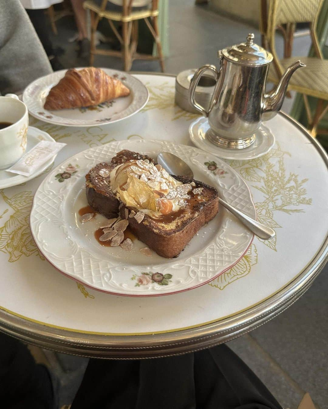 蓮音のインスタグラム：「パリカフェまとめ。✍🏻  ☕️1,2枚目 @cafecarrouselparis   フレンチトーストが死ぬほど美味しくて（語彙力）絶妙すぎる甘さを思い出すだけでもう食べたい… 休日の16時頃でほぼ満席のミチミチだったから、ピークタイム外すor平日がおすすめかも🪡  ☕️3,4枚目 @lenemoursparis   これが日常になれば、、、と心に願ったブランチ、、、クロックムッシュ狙いで行ったけど、お隣の方が食べてるのを見て惹かれて頼んだクロックマダム🍳最高に美味しかった〜〜！平日12時前到着で空いてたけど、13時頃にはほぼ満席だったから、少し早めがおすすめー👐🏻  ☕️5,6枚目 43 Rue de la Chau. d'Antin, 75009 Paris, France （アカウント見つけきれず、、、）  ギャラリーラファイエットに行く道のりでふらっと立ち寄ったカフェ&レストラン。テラスで読書してるパリジェンヌに憧れたdayでした📚（笑）街行くお洒落な人を観察するのもテラス席の醍醐味（？）レストラン利用もしてみたいな〜  ☕️7,8枚目 @angelina_paris   フォロワーさんにオススメしていただいて絶対に行くと決めてたところ🍰40分くらい並んだけど、本当に美味しかった〜！くどくない甘さでなんぼでも食べれそうでした（ガチ）  ☕️9,10枚目 @cafelaperouse_paris   もう何よりも空間が最高すぎてここに住もうと誓った。。。開放感あって、流れる時間がゆったりとしてて、なんか不思議な感覚だったな〜🌙案の定メニュー読めんくて、Google翻訳してよく分からず頼んだら、かなーり甘めのケーキが登場したので何か聞いてから頼もうと誓った日でもあった。笑笑  こんな感じです✍🏻 どこも人多めなので、ピークタイムずらすとノンストレス&トラブルも減るので良さそう〜 また行きたいところもあるし、まだまだ開拓したひ。  #食レポ職人に俺はなる❗️ #嘘です」