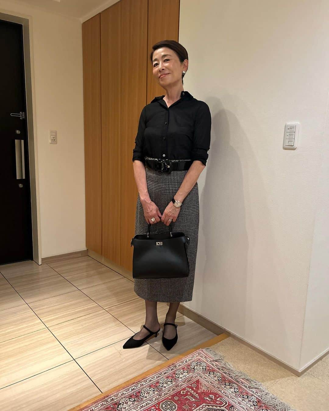 安藤優子さんのインスタグラム写真 - (安藤優子Instagram)「本日は会食へ。  少しだけ秋の気配をまとって。  黒の少しだけ透け感のあるシャツにグレンチェックのハイウェストスカートを合わせました。  シャツは#マディソンブルー 、スカートは#ウィムガゼット です。  お供は#ミチノパリ のバッグです。  時計は古ーい#ティファニー 、靴は#ルタロン のメリージェーンです。  リンは我が家のスーパーお手伝いさんとお留守番。  では行ってきまーす！  #フレンチブルドッグ  #安藤優子」10月4日 18時01分 - yukoando0203