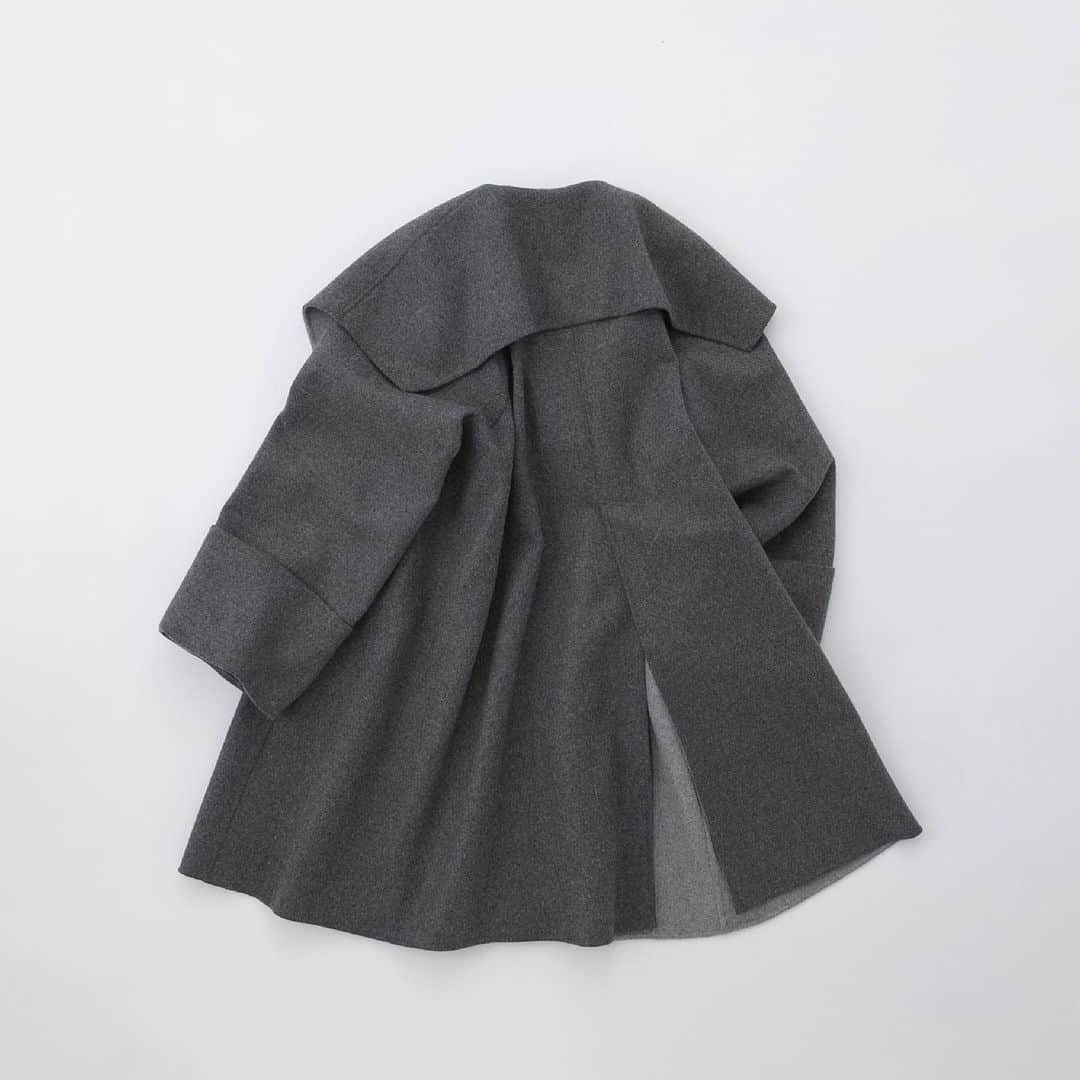 ENFÖLDさんのインスタグラム写真 - (ENFÖLDInstagram)「【CAPE A-LINE COAT】 大きな衿と太い袖がまるでケープをレイヤードしているかのようなデザインのコート。 ミニマルだが大胆なデザインはモード感がありオケージョンシーンにも◎。 また、中に着込みやすい身幅なのはもちろん、ワイドスリーブでありながら袖の中にリブニットを付けることで風を通さず暖かく、本格的な冬もこの1着で乗り切ることができます。 どんなスタイリングもシックにモードに昇華してくれる、頼れる1着。  Product No.: 300GA230-1340 Color: BLK, C.GRY Size: 36, 38inch Price: 86,900jpy (tax in) *10月4日Online Store (正午12時), 直営店店頭展開予定。 *直営店店頭での入荷連絡は現在承っております。ぜひ店頭までお問い合わせくださいませ。 *数に限りがございます。ご了承くださいませ。  #enfold_official #enfold #enföld」10月4日 18時01分 - enfold_official