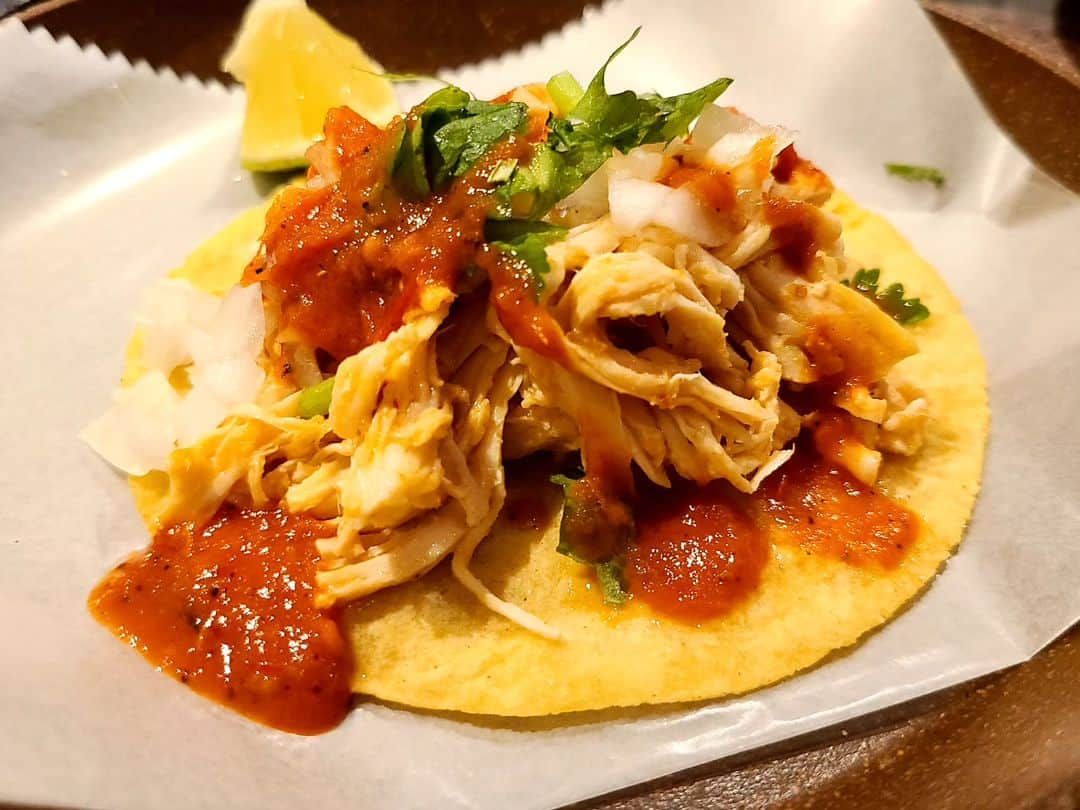 松本康太さんのインスタグラム写真 - (松本康太Instagram)「「タコス🌮」  沼袋にある「octa」というタコス屋さん！ アドボチキン(ムネ肉) チキンのムネ肉！ピリ辛ながらもジューシーな食感が楽しめるタコスなのです(^-^ゞ　  #タコス#チキンタコス#octa#沼袋#レギュラー松本#あるある探検隊」10月4日 18時12分 - aruarutankentai.matsumoto