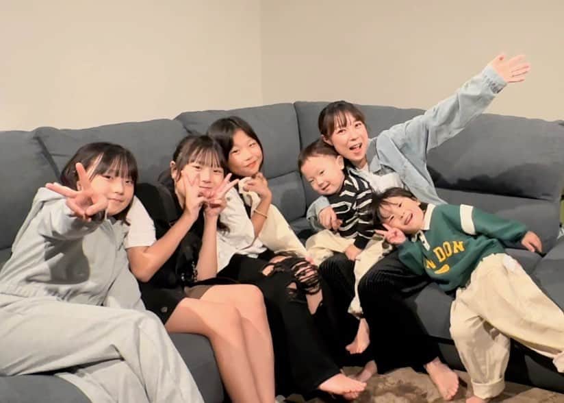 江原千鶴（エハラチヅル）のインスタグラム：「みんなでSHEIN( @shein_japan )秋コーデ🍂  今回のおとちゃんもセンス爆発‼️ 過去一の大人っぽさを醸し出してた！！！😆  クーポンコード頂いたのでお買い物の時に使ってみてください✨  「chizuru」でお買い上げ金額5,999円まではセール価格より15%OFF、6,000円以上は20%OFFに！ 12月31日(日)まで  ●1枚目コーデ商品ID ふう：12274056、19783991 みう：8282452、18050878 おとは：17145587、17433446 うた：21723131、21857755 とわ：21137953、21857755 ママ：19783991、19783991、12478129  ●2枚目コーデ商品ID おとは：17645195、6452347、17145587 ふう：16483626、12274056 うた：21723131、21726497  ●4枚目コーデ商品ID ママ：9391302  ●5枚目コーデ商品ID うた：21723131、21726497 おとは：16224833  #PR #SHEINforAll」