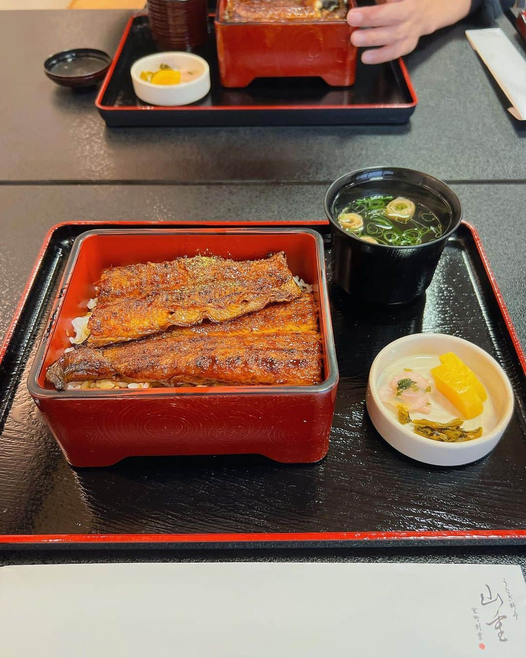 朝香りほさんのインスタグラム写真 - (朝香りほInstagram)「今日は美味しい美味しい鰻を 食べに行きました🥰  大津にある『うなぎ料亭　山重』 私は昔から関西の焼きが好きなので タレも美味しいし最高でした〜❤️‍🔥  #滋賀グルメ#鰻」10月4日 18時05分 - riho_asaka