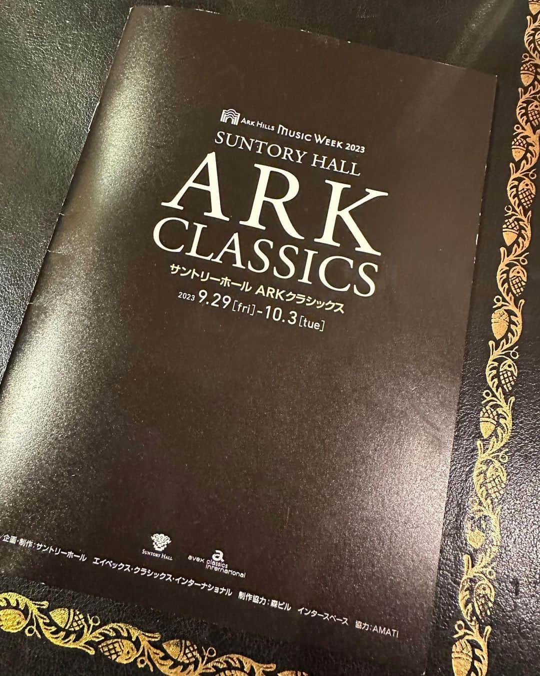 神田うのさんのインスタグラム写真 - (神田うのInstagram)「サントリーホールARKクラシックス🎵 アーティスティックリーダーの辻井伸行さん💕と三浦文彰さん💕が毎年彼らの素晴らしい音楽仲間と作り上げるクラシックコンサートです🎵 @nobuyuki_tsujii_official  @fumiakimiura   5日間に渡り全11公演行われました☺️✨ 私は2日目のARKシンフォニエッタGALA公演に伺わせて頂きましたがそれはそれは素晴らしいコンサートでした😍  伸君💕のベートーヴェンピアノ協奏曲第4番🎹では身を前に乗り出して聴き入っていた娘💕 ピュアでクリアーでクリスタルな音色に惹き込まれ超人的技術はもちろんの事あんなにも美しい音を紡ぎ出せる伸君の手🖐️は正に神の手😍だと改めて思ってしまいました🥰  そして指揮をしたのはヴァイオリニスト🎻の三浦文彰さん💕 文くん💕の指揮力にビックリ‼️ ブラームスも最高でした😍 ARKシンフォニエッタ（オーケストラ）を率い音楽を創り出す才能が半端なかったです😍 以前お聴かせ（指揮された時）頂いた時よりも力強さに、ふくよかさや荘厳さがプラスされ、本当に色々な景色を見させて（感じさせて）頂く事が出来ました☺️✨ 文君💕の多才さに改めて感動でした😍  そして心から尊敬しているお2人に娘💕は更に尊敬の念が増したようです☺️✨ 文君💕ご招待下さりありがとう☺️  #娘と#母と#arkクラシックス#arkclassics#arkclassics2023#アーティスティックリーダー#ピアニスト#pianist#辻井伸行 さん#nobuyukitsujii#ヴァイオリニスト#violinist#指揮者#conductor#三浦文彰 さん#fumiakimiura#サントリーホール#神田うの#unokanda」10月4日 18時05分 - unokandaofficial