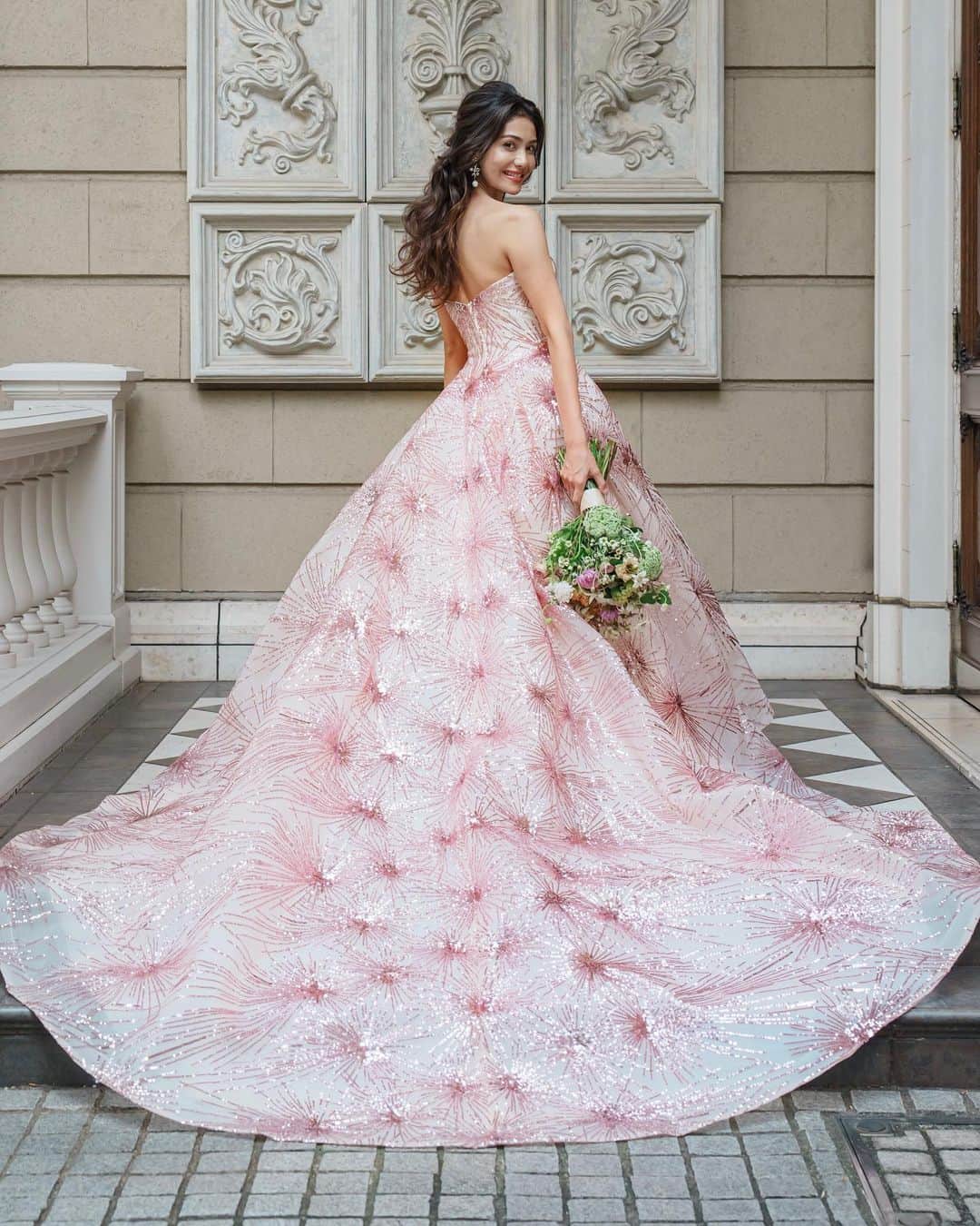 THE HANYのインスタグラム：「【Pink HANABI ~ピンクハナビ~】  咲き誇る大輪の花火を スパンコールで象ったカラードレス。  優しいピンクカラーのスパンコール花火が 花嫁様を圧巻の輝きで包みます♡  #thehanyピンクハナビ .」