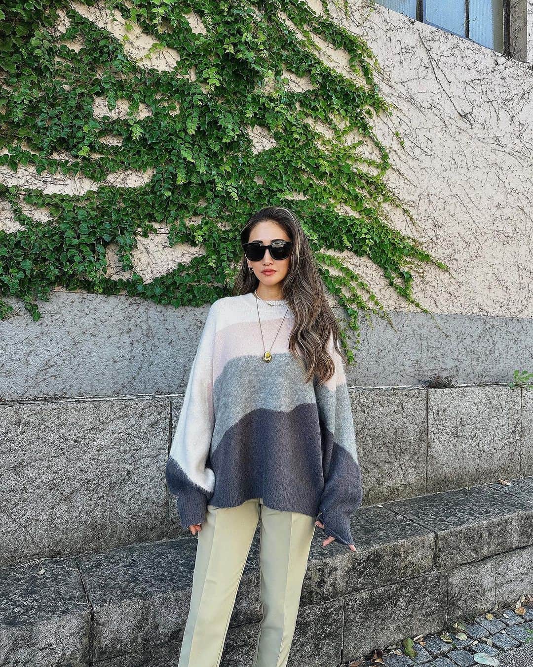esutoreja_risaribonのインスタグラム：「@esutoreja  可愛い波打つ３色カラーニット❣️ ベースがアース系でとても使いやすいカラーニットだと思います❣️ . ピンクメインのニットとグレーメインのニットどちらも使いやすいです❣️ .」