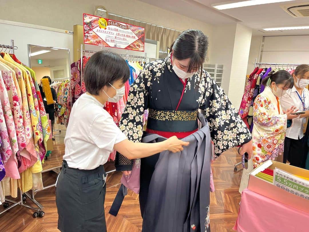 東京ベルエポック製菓調理専門学校さんのインスタグラム写真 - (東京ベルエポック製菓調理専門学校Instagram)「👘袴展示会👘  本日ベルでは株式会社マイム様のご協力のもと袴の展示会が行われました✨ 昨日と今日の2日間で約50名の学生が展示会に参加しました👯‍♀️  あっという間の2年間を噛み締めながら、自分の好きなデザインの袴や髪飾りを選んでいる目はとてもキラキラしていました👀✨  卒業式まで残りわずかですが、もっともっと思い出を作ってほしいですね📸  #東京ベルエポック製菓調理専門学校 #専門学校 #卒業式 #袴 #マイム #卒業 #graduation #パティシエ #調理師 #カフェ #開業 #ホテル #フード #ビジネス #サービス #製菓 #パティシエ科 #パティシエ科 #調理師科 #ホテルサービスアンドフードビジネス科 #fyp #青春 #青春フォトグラフ #📸 #かわいい #cute #お菓子好きな人と繋がりたい #料理好きな人と繋がりたい」10月4日 18時06分 - belleseika