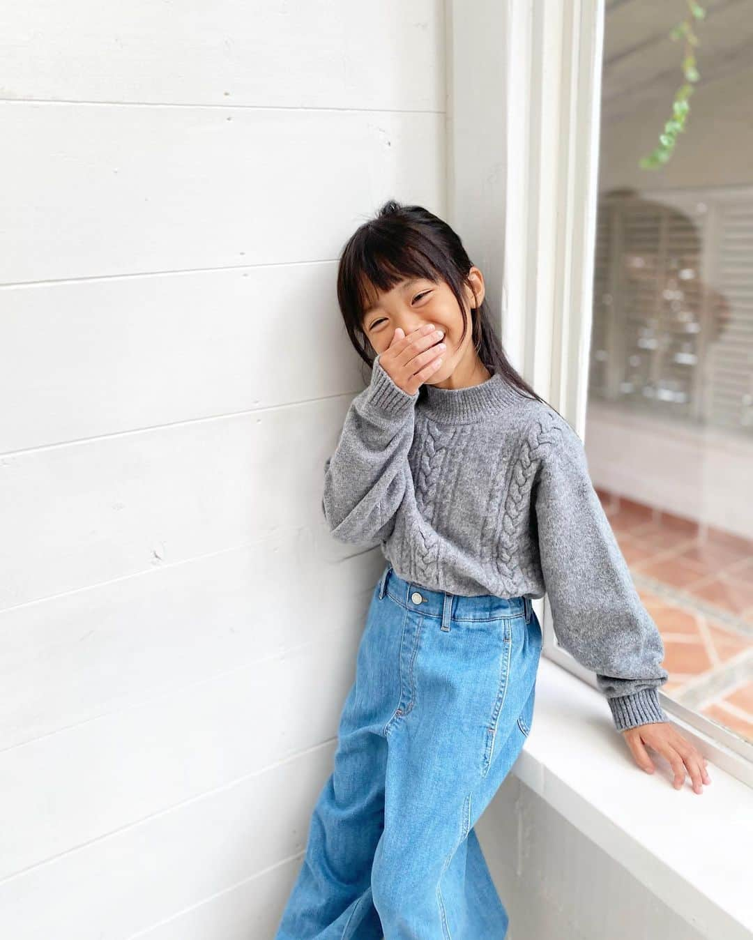 マナさんのインスタグラム写真 - (マナInstagram)「. UNIQLO @uniqlo_jp  キッズ＆ベビー2023秋冬コレクション試着会 後編です♡  今回はスクールガール風と娘が最近お気に入りの#ワイドパンツコーデ です☺︎ 着用サイズは全て130です☺︎(娘:124cm)  1、2、3枚目 outer #スウェットスタジアムジャンパー NAVY pants #チェックプリーツミニスコート OLIVE スカートに見えているボトムスは実はパンツ♛︎	 親子共々安心なデザインで カラーも4色あって可愛かったよ💚  冬はタイツ合わせて着せたい♫  4、5、6、7枚目 knit #スフレヤーンセーター  pants #バギージーンズ 64BLUE こちらが娘のイチオシのコーデ❤︎ 1番最後の写真、私の笑い方&手の押さえ方がソックリで仕草まで似るんだとびっくり😂 . . . . . .#uniqlokids #ユニクロキッズ #uniqlobaby #ユニクロベビー #ベビー #pr #ユニクロ #uniqlo #kidsfashion #キッズファッション #キッズコーデ #娘コーデ #秋服 #冬コーデ」10月4日 18時07分 - ma_anmi