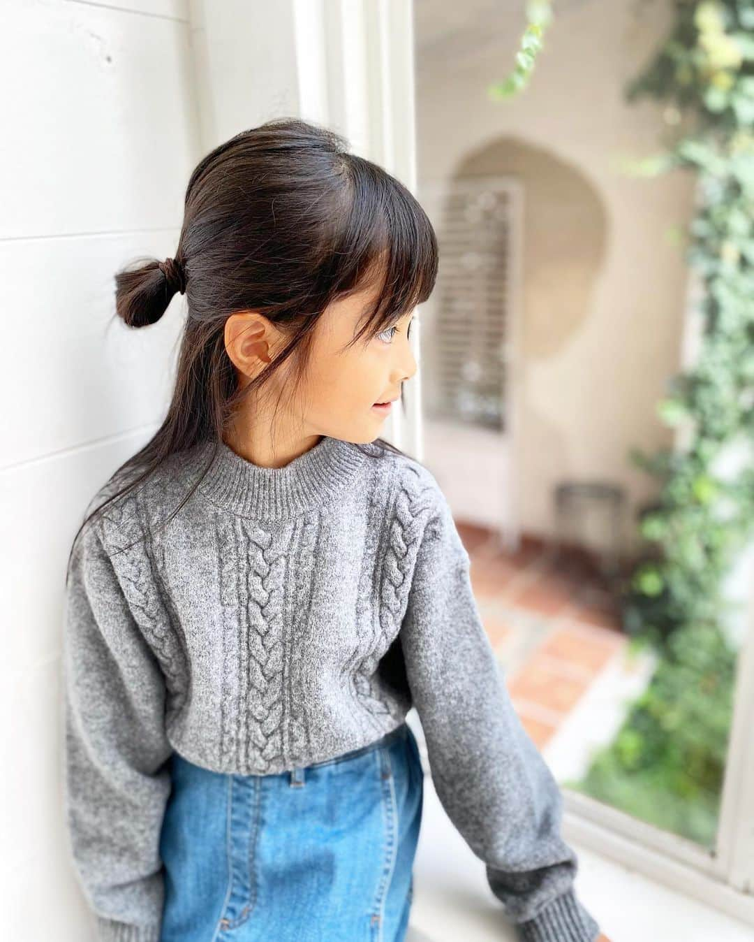 マナさんのインスタグラム写真 - (マナInstagram)「. UNIQLO @uniqlo_jp  キッズ＆ベビー2023秋冬コレクション試着会 後編です♡  今回はスクールガール風と娘が最近お気に入りの#ワイドパンツコーデ です☺︎ 着用サイズは全て130です☺︎(娘:124cm)  1、2、3枚目 outer #スウェットスタジアムジャンパー NAVY pants #チェックプリーツミニスコート OLIVE スカートに見えているボトムスは実はパンツ♛︎	 親子共々安心なデザインで カラーも4色あって可愛かったよ💚  冬はタイツ合わせて着せたい♫  4、5、6、7枚目 knit #スフレヤーンセーター  pants #バギージーンズ 64BLUE こちらが娘のイチオシのコーデ❤︎ 1番最後の写真、私の笑い方&手の押さえ方がソックリで仕草まで似るんだとびっくり😂 . . . . . .#uniqlokids #ユニクロキッズ #uniqlobaby #ユニクロベビー #ベビー #pr #ユニクロ #uniqlo #kidsfashion #キッズファッション #キッズコーデ #娘コーデ #秋服 #冬コーデ」10月4日 18時07分 - ma_anmi