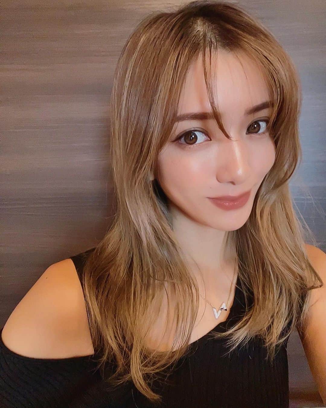 谷口紗耶香のインスタグラム：「🤎🍂🥨🍫 涼しくなるとBrown気分になるよねー♡ この時期の秋晴れが朝から心地よくて目覚めも良い〜♪  でも途端にお肌も髪も乾燥してるなぁって実感するの、リアルに。笑  高保湿& 夏に受けたダメージのリセット系で美白ケアができる"skin care"はマストです🫶🏻 1年中、季節に合わせたケアはぜっったい。大事。 今リアル使い中のラインナップです➡️💁‍♀️  #beauty #face #recommend #raxybeautybox  #raxy公式アンバサダー  #楽天　@raxybeautybox_jp」