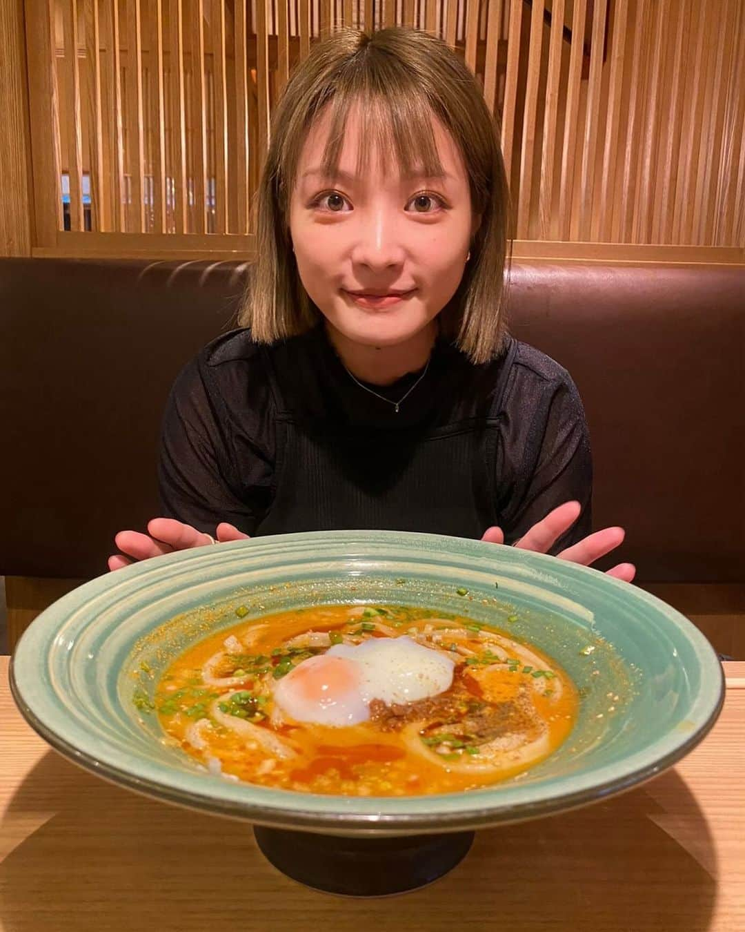 上田眞央のインスタグラム：「. つるとんたんはいつだってこうなの (どうせ1玉しか食べないのに何玉にしようかなって 一応悩む) .  #つるとんたん  #うどん  #器の圧」