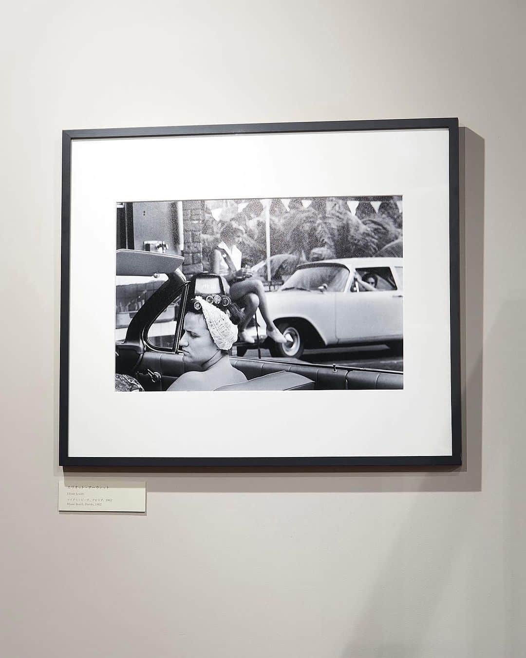 吉田カバン 表参道のインスタグラム：「⁡ 「Magnum Photos（マグナム・フォト）」   Elliott Erwitt 「Miami Beach」(1962) ¥803,000（tax included） Ed：Open   PORTER OMOTESANDOでは世界的な写真家集団「Magnum Photos（マグナム・フォト）」の写真を展示販売しています。。 Magnum Photosの数ある写真の中から、PORTERのコンセプトの一つである“旅”にまつわる写真をセレクトしました。   本日は、1953年にマグナム・フォトに参画したフランス人写真家兼編集者の「Elliott Erwitt(エリオット・アーウィット)」が撮影した「Miami Beach」をご紹介いたします。 1928年にパリで生まれたエリオット・アーウィットは、ジャーナリスト、フォトグラファーとして60年以上にわたり第一線で活躍してきました。ドキュメント性に加え、日常のワンシーンをユーモアに富んだ切り口で写し出し、雑誌や広告などにも多く起用され世界的な評価を得ています。 風景画を嫌うエリオット・アーウィットならではの一枚は、多くの女性で賑わう当時のマイアミビーチを象徴しています。   ※写真の取扱いについての詳細は店舗までお問い合わせください。   #yoshidakaban #porter #heartandsoulintoeverystitch #porterflagshipstore #omotesando #tokyo #osaka #吉田カバン #ポーター #一針入魂」