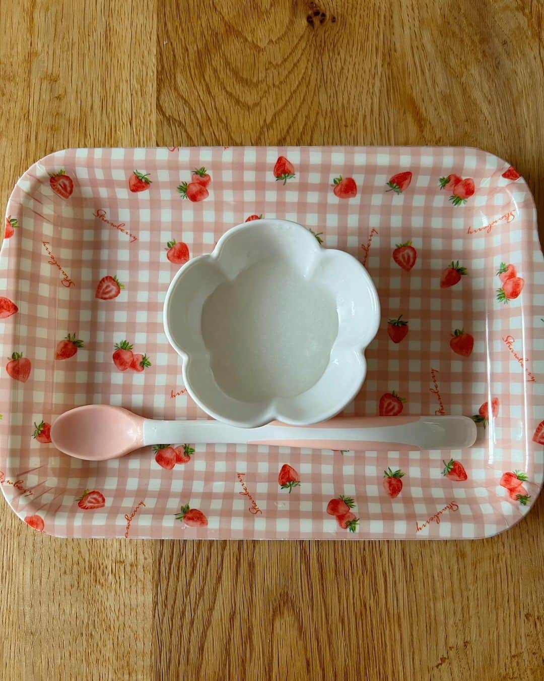 のインスタグラム：「* 10月に入って離乳食はじめました。 ミルク以外のものを食べ始めたせいか 💩のにおいが変わった気がするw ・ ・ ・ ・ #生後5ヶ月#女の子ベビー#子育てママ#離乳食#離乳食初期#10倍粥」