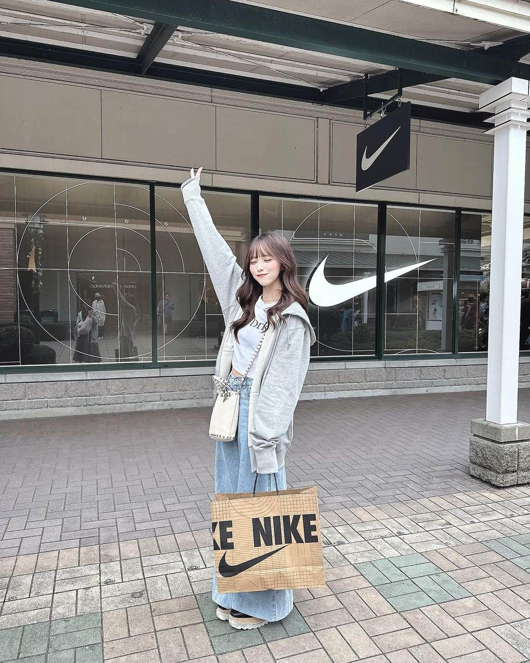 葉月沙耶のインスタグラム：「NIKEのセットアップGETしたよ🖤  夕方から寒くなってきて、GETしたセットアップのパーカー着て過ごしてた♡꒰ᐢ っ· ᴗ⸝⸝ᐢ꒱  カバンはワンマン後にままにプレゼントしてもらったお気に入りのやつ🤍  #nikeコーデ #nikeスウェット #nike #ステラマッカートニー #stellamccartney #厚底ブーツ #valentino #valentinobag #全身コーデ #御殿場アウトレット #御殿場アウトレットでお買い物 #アウトレット購入品 #アウトレット #152cmコーデ #パーカー #パーカーコーデ #秋コーデ #秋服コーデ #秋服」