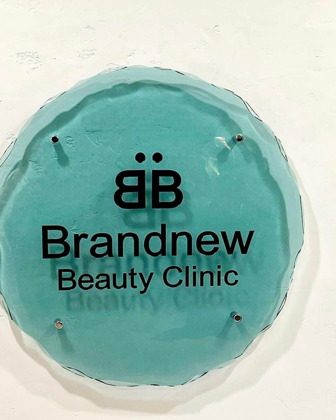 小松崎真理さんのインスタグラム写真 - (小松崎真理Instagram)「この間新しく表参道にOpenした　　@brandnew_beauty_clinic に行ってきたよ😌  担当は　@dr.s.mochizuki 先生❤︎ ・ ヒアルロン酸をしてもらったよ☺️ カウンセリングもじっくりお話を聞いてくれて、施術も的確で痛みなしですっごく丁寧にでした🫶🥹  綺麗になって感動🥹 おすすめです🫶  #クリニック#美容クリニック#BBクリニック#BrandnewBeautyClinic#美容#美肌#ヒアルロン酸#表参道#美容オタク」10月4日 18時20分 - xs2.mari.s2x