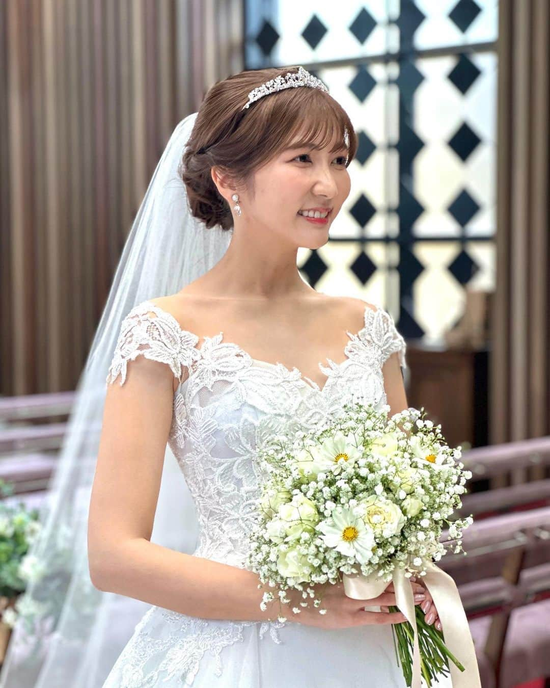 山﨑加奈のインスタグラム：「・ 私事で恐縮ですが、 先日無事に結婚式を執り行うことができました🕊️  大好きな方々に囲まれてお祝いしてもらえた空間は幸せに溢れていて、本当にやってよかったと心から思いました✨ 日々たくさんの方に支えられているんだなと改めて実感しました。 これから先の人生いろんな試練があると思いますが、この日の景色を思い出して夫婦で乗り越えていきます💐  お仕事にもより一層励んでまいります！ 明日のWASABIもよろしくお願いします☺️ ・ #結婚式 #卒花 #卒花嫁 #ウェディングドレス #ウェディングフォト」