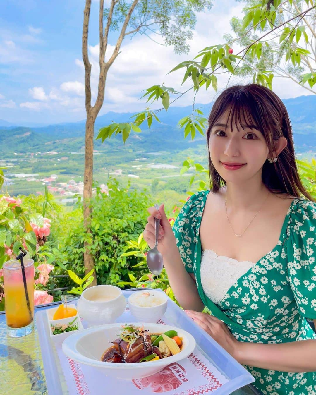 日野礼香のインスタグラム：「台南のMASACAFE さんでランチ テラス席が絶景でした✨✨ 冷房が効いた店内もどちらもオススメ！ 日本人の口にも合う味付けでした❤️ 竜眼の天麩羅やマンゴーフライなどちょっとびっくりなメニューも😳 感覚的にはタイのバナナを揚げたスイーツのような感じでアリでした👍🏻 それにしても台南は絶景だらけだったなー✨  #taiwan #tainan #southtaiwan #trip #tripstagram #travel #travelstagram #taiwantrip #hotel #taiwanhotel #nature #cafe #cafestagram #台南 #台湾 #寺 #海外旅行 #旅好き #旅好き女子 #タビジョ #旅スタグラム #台湾旅行 #台湾観光 #台南宿 #絶景カフェ #カフェ #ランチ #台湾カフェ #カフェスタグラム #pr」