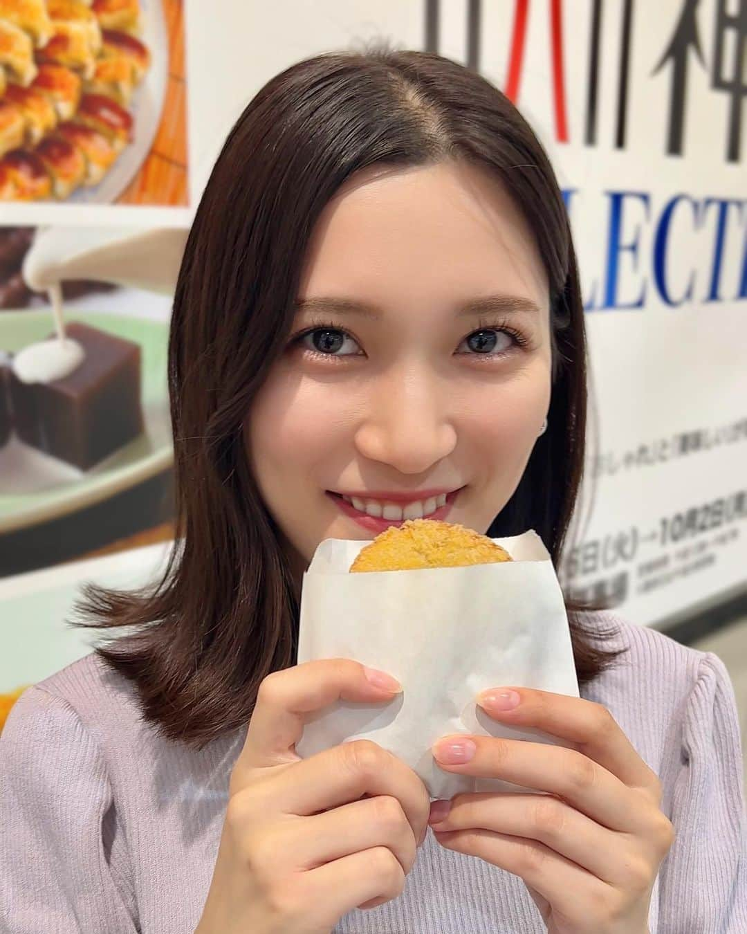 大竹彩加さんのインスタグラム写真 - (大竹彩加Instagram)「.  滑り込みで、神戸(？？)に行けた日🥳   神戸牛の角切りがごろっと入ったてたコロッケ、 美味しかったなぁ…🤤♡♡                              #hbc #北海道放送 #hbcテレビ #札幌 #アナウンサー #大竹彩加 #ミディアム #セミロング #長め前髪 #外ハネ #ヘアアレンジ #イヤリング #シルバーアクセサリー #骨格ウェーブ #ニット #きれいめコーデ #ブルベコーデ #ブルベ夏 #ブライトサマー #イエベ春 #ブライトスプリング #顔タイプフレッシュ #大丸札幌 #催事 #神戸セレクション #神戸 #神戸グルメ #神戸牛 #コロッケ #日常に彩りを加える日記」10月4日 18時14分 - hbc_ayakaotake