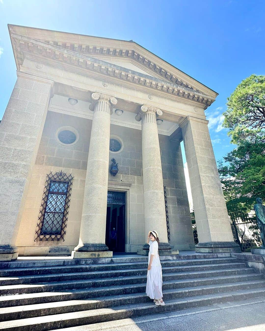 浅井麻里さんのインスタグラム写真 - (浅井麻里Instagram)「🏛️大原美術館/岡山県🏛️ ⁡ 岡山県の倉敷美顔地区にある大原美術館✨🎨 ⁡ まるでヨーロッパの建物みたいな外観✨ 日本初の私立西洋美術館だよ🏛️ ⁡ エル・グレコ作の『受胎告知』や、 クロード・モネ作の『睡蓮』が圧巻…！！ 生で観られて感動した❤️🥹 ⁡ モネの睡蓮の池もあって素敵だった✨🪷 ⁡ ⁡ #大原美術館 #美術館 #倉敷 #倉敷美観地区 #岡山県 #岡山 #岡山観光 #岡山旅行 #岡山旅 #倉敷美観地区散策 #倉敷観光 #倉敷の美観地区 #倉敷旅行 #旅ライター #トラベルライター #タビジョ #jp_mood #japantravel #フォトジェニック #japantrip #レトロ #旅したくなるフォト #美術館巡り #睡蓮 #museum」10月4日 18時15分 - mari_asai_625