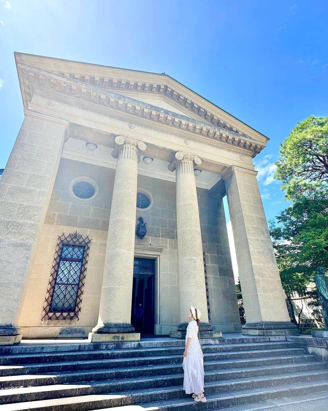 浅井麻里のインスタグラム：「🏛️大原美術館/岡山県🏛️ ⁡ 岡山県の倉敷美顔地区にある大原美術館✨🎨 ⁡ まるでヨーロッパの建物みたいな外観✨ 日本初の私立西洋美術館だよ🏛️ ⁡ エル・グレコ作の『受胎告知』や、 クロード・モネ作の『睡蓮』が圧巻…！！ 生で観られて感動した❤️🥹 ⁡ モネの睡蓮の池もあって素敵だった✨🪷 ⁡ ⁡ #大原美術館 #美術館 #倉敷 #倉敷美観地区 #岡山県 #岡山 #岡山観光 #岡山旅行 #岡山旅 #倉敷美観地区散策 #倉敷観光 #倉敷の美観地区 #倉敷旅行 #旅ライター #トラベルライター #タビジョ #jp_mood #japantravel #フォトジェニック #japantrip #レトロ #旅したくなるフォト #美術館巡り #睡蓮 #museum」