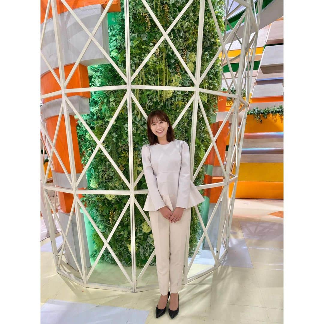 小松﨑花菜さんのインスタグラム写真 - (小松﨑花菜Instagram)「・ 「サンデーLIVE‼︎がんばれ😊」 と沢山の方から声をかけていただきました。  温かい言葉すごく嬉しかったです♪  平日朝のドデスカ！は、月火水を担当しますよ🍀  2枚目の写真は前任の濱田さんと✌🏼 朝ドラの引き継ぎ風に、バトンタッチポーズ（笑） しっかり受けとりました✨  #サンデーLIVE #ドデスカ #ドデスカプラス #メーテレ #アナウンサー #濱田隼 #小松﨑花菜」10月4日 18時15分 - hana_komatsuzaki