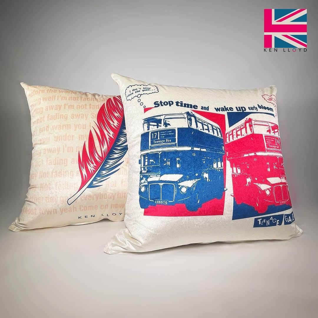 ケン・ロイドのインスタグラム：「KL Autumn/Halloween 2023 Item 1 - KL Feather/Bus Crush Cushion On sale Oct 5th 19:00pm ～ (Jpn time)  第1弾のThe Super Mega Chill Cushionもそろそろ飽きてきた頃かなと思い、KLクッション第2弾をフワッとドロップ！ カバーだけ替えたいという方もいると思うので、クッション入りとクッションカバーのみの2ver.で販売です。  We thought it was about time to drop another cushion in the store.  This Bus Crush/KL Feather double sided ball of fluff is the perfect nap inducer.  Added purchase option of Cushion w/cover or Cover only.  ――――  KL Autumn/Halloween 2023 Item 2 - Bus Crush Smartphone Crossbody Strap On sale Oct 5th 19:00pm ～ (Jpn time)  Bus Crushデザインをフォンタブにプリントしたショルダータイプのスマホストラップ！ ストラップは、ブラック・シルバー柄（金具色：シルバー）とオレンジ・ライトブルー柄（金具色：ゴールド）の2種類から選べます。  This Smartphone crossbody strap with Bus Crush tab comes in 2 color variations:  Black/Silver with silver colored buckles or Orange/Light Blue with gold colored buckles.  Give your hands a rest and get dangling!」