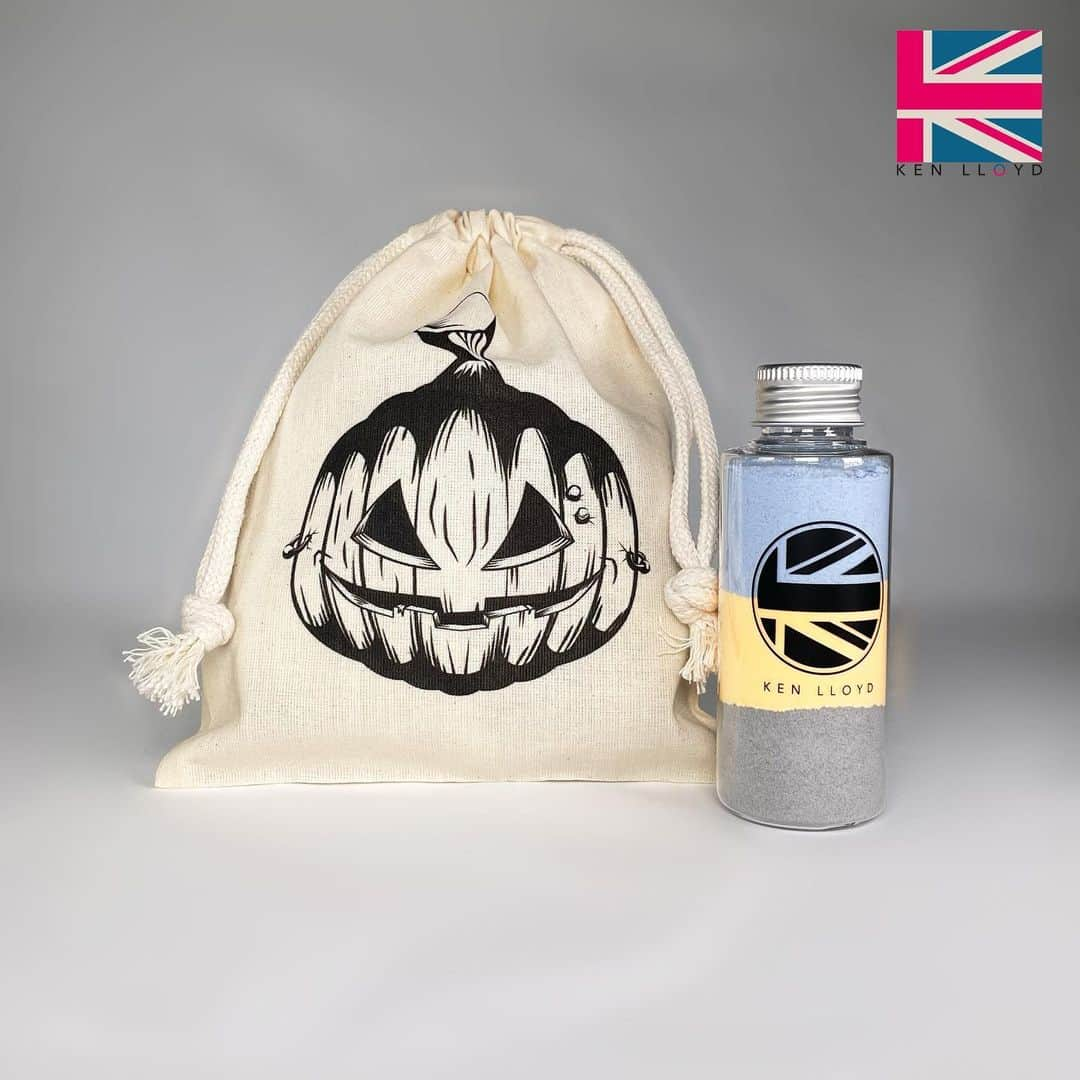 ケン・ロイドさんのインスタグラム写真 - (ケン・ロイドInstagram)「KL Autumn/Halloween 2023 Item 3 - Pumpken Candle On sale Oct 5th 19:00pm ～ (Jpn time)  今年のハロウィンの主役は… Pumpken! １つ１つがハンドメイドのこのオリジナルキャンドル、めちゃかわいいです！  Handcrafted with tricks, treats and a blob of orange wax. He is the one, the only… Pumpken!  Light him up this Halloween.  ――――  KL Autumn/Halloween 2023 Item 4 - Pumpken Mini Cinch Bag & Organic Soap Set On sale Oct 5th 19:00pm ～ (Jpn time)  Pumpkenのミニ巾着とオーガニックソープのセット。 KL Trick Or Treat Pouch Set限定での販売だったKL Lime Mint オーガニックソープが、こちらのセットで再登場！  This mini drawstring bag featuring Pumpken is a good little item to stash your candy in. The set also includes a bar of KL Lime Mint organic soap, previously only available in Halloween 2022’s “KL Trick or Treat Pouch Set”.  ――――  KL Autumn/Halloween 2023 Item 5 - Pumpken Mini Cinch Bag & Bath Powder Set On sale Oct 5th 19:00pm ～ (Jpn time)  Pumpkenのミニ巾着とバスパウダーのセット。 Pumpkenがプリントされた巾着は程よい大きさで使い勝手抜群！KLオリジナルボトルに入ったバスパウダーは、リラックスタイムにぴったりな柚子の香りです。  This cotton drawstring bag is just the right size to keep your nicknacks in. The set also includes a bottle of Yuzu scented bath powder. Lovely stuff.」10月4日 18時15分 - kenlloyd_foa