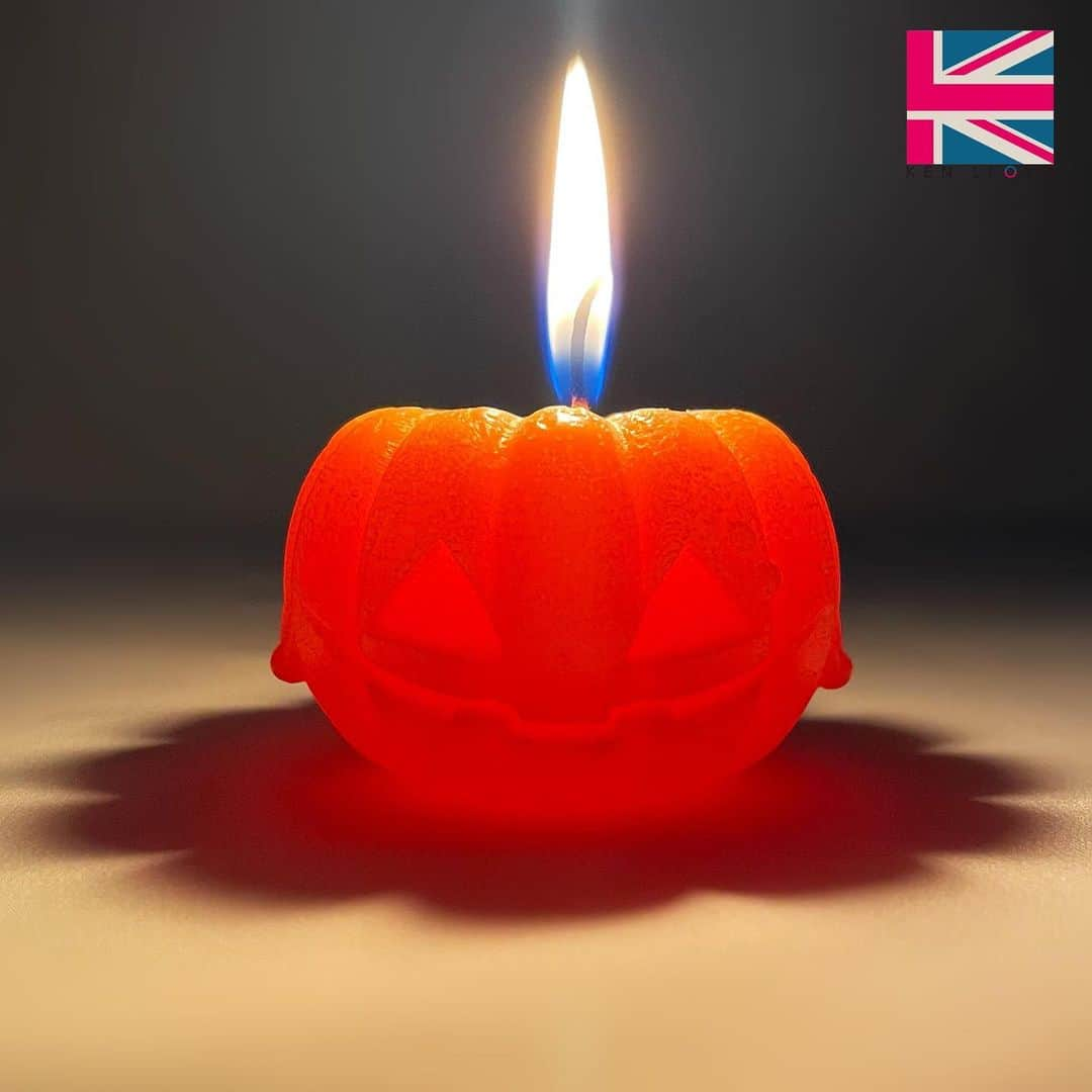 ケン・ロイドさんのインスタグラム写真 - (ケン・ロイドInstagram)「KL Autumn/Halloween 2023 Item 3 - Pumpken Candle On sale Oct 5th 19:00pm ～ (Jpn time)  今年のハロウィンの主役は… Pumpken! １つ１つがハンドメイドのこのオリジナルキャンドル、めちゃかわいいです！  Handcrafted with tricks, treats and a blob of orange wax. He is the one, the only… Pumpken!  Light him up this Halloween.  ――――  KL Autumn/Halloween 2023 Item 4 - Pumpken Mini Cinch Bag & Organic Soap Set On sale Oct 5th 19:00pm ～ (Jpn time)  Pumpkenのミニ巾着とオーガニックソープのセット。 KL Trick Or Treat Pouch Set限定での販売だったKL Lime Mint オーガニックソープが、こちらのセットで再登場！  This mini drawstring bag featuring Pumpken is a good little item to stash your candy in. The set also includes a bar of KL Lime Mint organic soap, previously only available in Halloween 2022’s “KL Trick or Treat Pouch Set”.  ――――  KL Autumn/Halloween 2023 Item 5 - Pumpken Mini Cinch Bag & Bath Powder Set On sale Oct 5th 19:00pm ～ (Jpn time)  Pumpkenのミニ巾着とバスパウダーのセット。 Pumpkenがプリントされた巾着は程よい大きさで使い勝手抜群！KLオリジナルボトルに入ったバスパウダーは、リラックスタイムにぴったりな柚子の香りです。  This cotton drawstring bag is just the right size to keep your nicknacks in. The set also includes a bottle of Yuzu scented bath powder. Lovely stuff.」10月4日 18時15分 - kenlloyd_foa