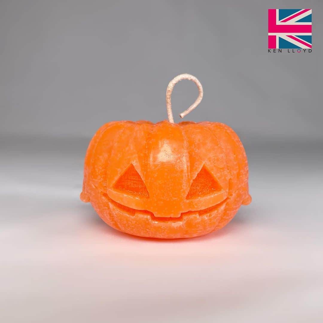 ケン・ロイドのインスタグラム：「KL Autumn/Halloween 2023 Item 3 - Pumpken Candle On sale Oct 5th 19:00pm ～ (Jpn time)  今年のハロウィンの主役は… Pumpken! １つ１つがハンドメイドのこのオリジナルキャンドル、めちゃかわいいです！  Handcrafted with tricks, treats and a blob of orange wax. He is the one, the only… Pumpken!  Light him up this Halloween.  ――――  KL Autumn/Halloween 2023 Item 4 - Pumpken Mini Cinch Bag & Organic Soap Set On sale Oct 5th 19:00pm ～ (Jpn time)  Pumpkenのミニ巾着とオーガニックソープのセット。 KL Trick Or Treat Pouch Set限定での販売だったKL Lime Mint オーガニックソープが、こちらのセットで再登場！  This mini drawstring bag featuring Pumpken is a good little item to stash your candy in. The set also includes a bar of KL Lime Mint organic soap, previously only available in Halloween 2022’s “KL Trick or Treat Pouch Set”.  ――――  KL Autumn/Halloween 2023 Item 5 - Pumpken Mini Cinch Bag & Bath Powder Set On sale Oct 5th 19:00pm ～ (Jpn time)  Pumpkenのミニ巾着とバスパウダーのセット。 Pumpkenがプリントされた巾着は程よい大きさで使い勝手抜群！KLオリジナルボトルに入ったバスパウダーは、リラックスタイムにぴったりな柚子の香りです。  This cotton drawstring bag is just the right size to keep your nicknacks in. The set also includes a bottle of Yuzu scented bath powder. Lovely stuff.」