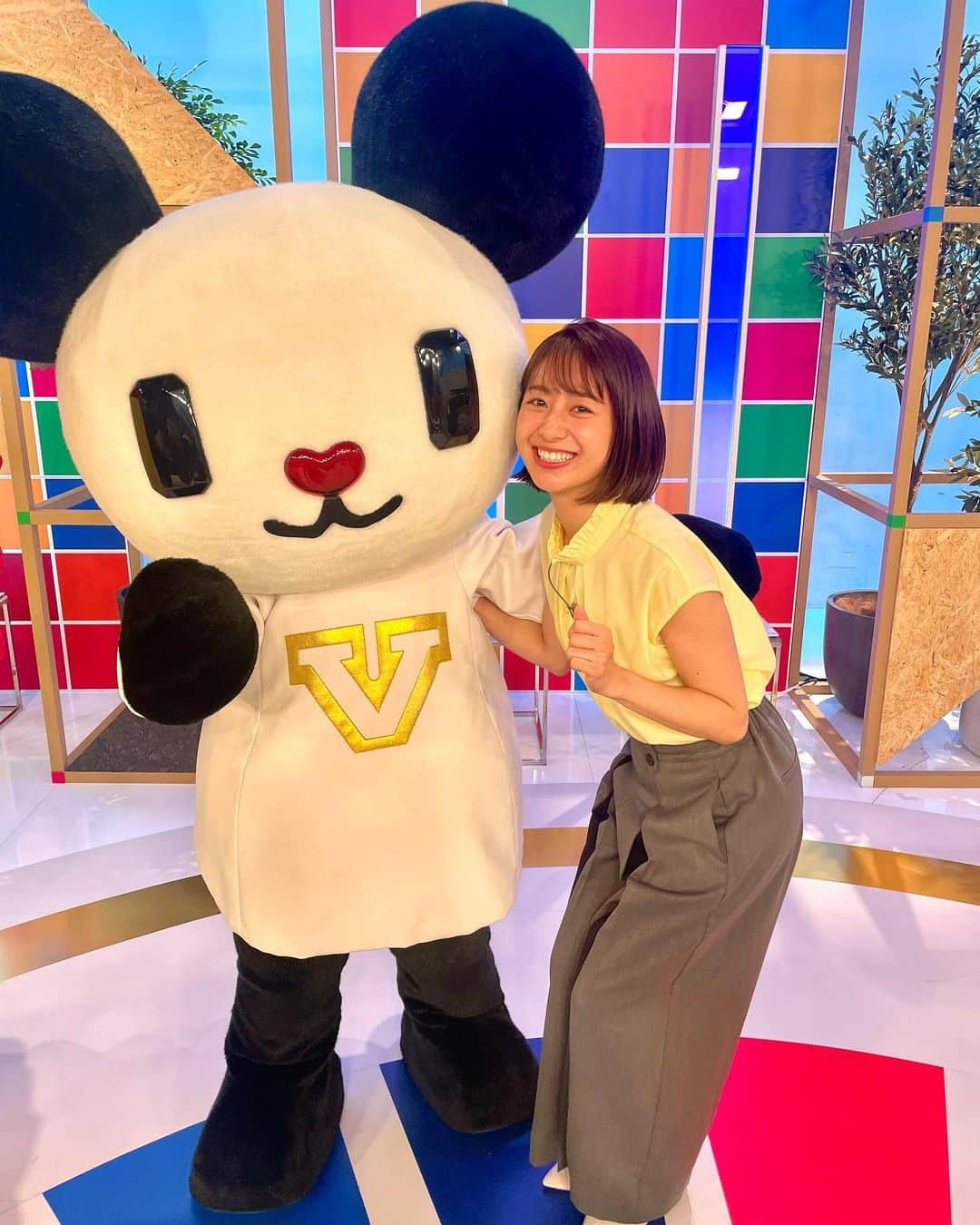 林美沙希のインスタグラム：「. 各局のマスコットキャラとの交流😌 テレ朝はゴーちゃん。です！  #sdgs #気候変動 #気温上昇を止めるために #テレ朝 #ゴーちゃん #林美沙希 #ガチャピン #ナナナ」