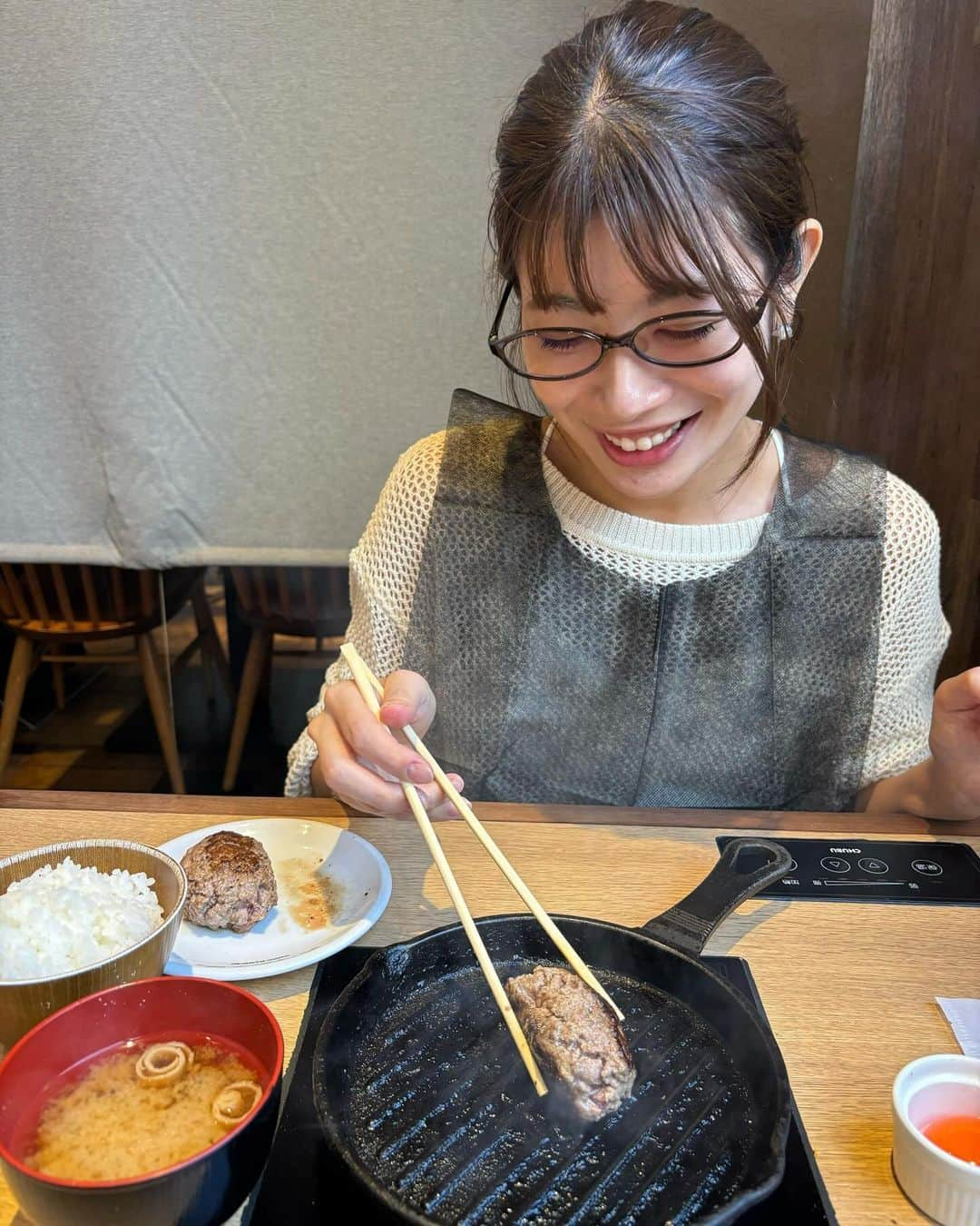 梅山茜さんのインスタグラム写真 - (梅山茜Instagram)「. ＊メガネの日👓＊ . すっかり過ぎてしまったけど 10月1日はメガネの日ということで🤓 それゆけ！メッセンジャーでも メガネかけたら？と言われていたので かけてみました🥸 ちなみにX(旧Twitter笑)に1枚目だけ載せたら お腹いっぱいの顔だねと言われましたが 2枚目のハンバーグを食べる前の腹ぺこ顔でした🍖 . そしてYouTube「梅山茜のうめちゃんねる」の チャンネル登録、ご視聴ありがとうございます😚💕 ゆっくりまったりやりたいことをして 更新していくのでよろしくお願いします😌🤍 . #アナウンサー#フリーアナウンサー#女子アナ#YouTube#梅山茜のうめちゃんねる#ハンバーグ#メガネ女子#メガネ」10月4日 18時18分 - umeyama_akane