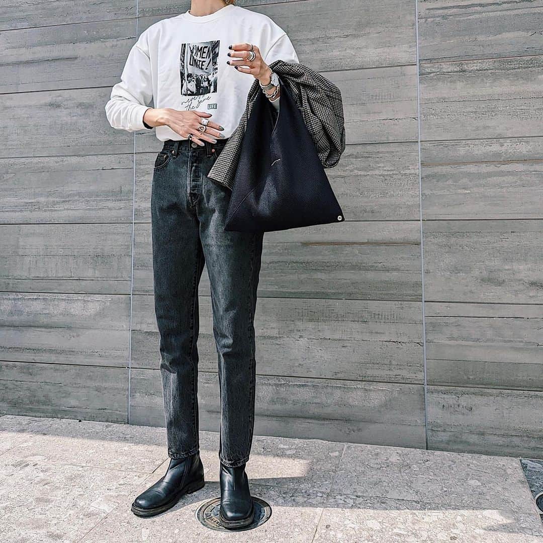 maai0528のインスタグラム：「〻👱🏻‍♀️🕊️🍰☕️ ｃasual‥🤍 ロゴ着る時は 足元ブーツ。 ． ． ． #fashionista  #MM6 #MOUSSY #Levis」