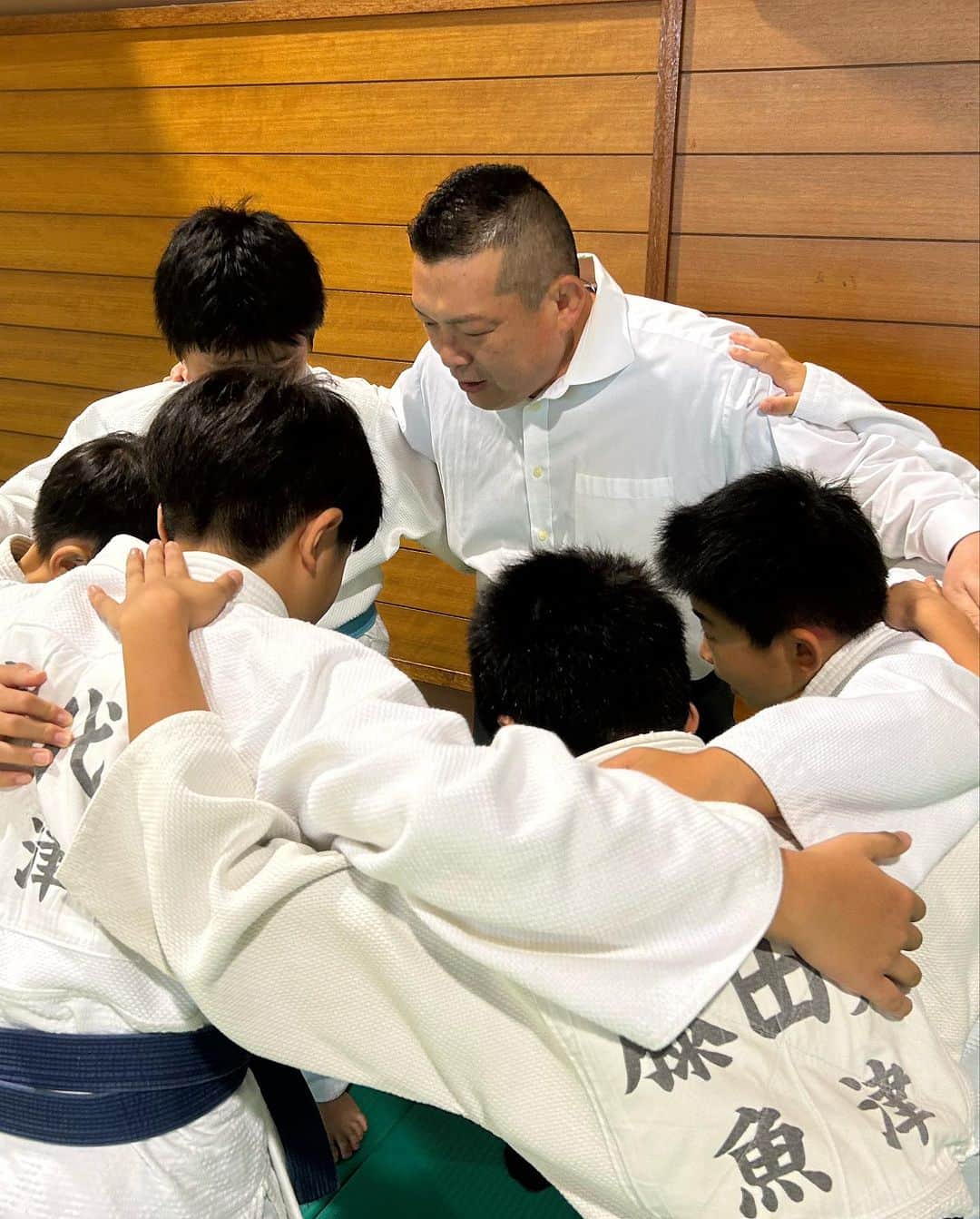 小路晃さんのインスタグラム写真 - (小路晃Instagram)「【楠杯】 母校富山第一高校にて三年ぶりに、 少年柔道大会が開催されました。 私が所属する魚津市からも参加。 恩師、楠一雄先生も元気100倍。  強く逞しく美しく。 武道教育でニッポンの未来を担うリーダー育成に尽力して参ります。 押忍 #吉野敏明 @yoshinotoshiaki #松田学 @matsuda45 #武田邦彦 @takeda.9215 #神谷宗幣 @jinkamiya33 #小路晃 @shoji74 #参政党 @sanseito #参政党富山支部 @sanseito.toyama #生涯学習 #勉強 #大人の勉強垢 #政治 #よしりん #食と健康 #食の安全 #癌 #高血圧 #有機 #オーガニック #自然農法 #無農薬 #離農 #食品添加物 #富山 #コロナ #ワクチン」10月4日 18時21分 - shoji74