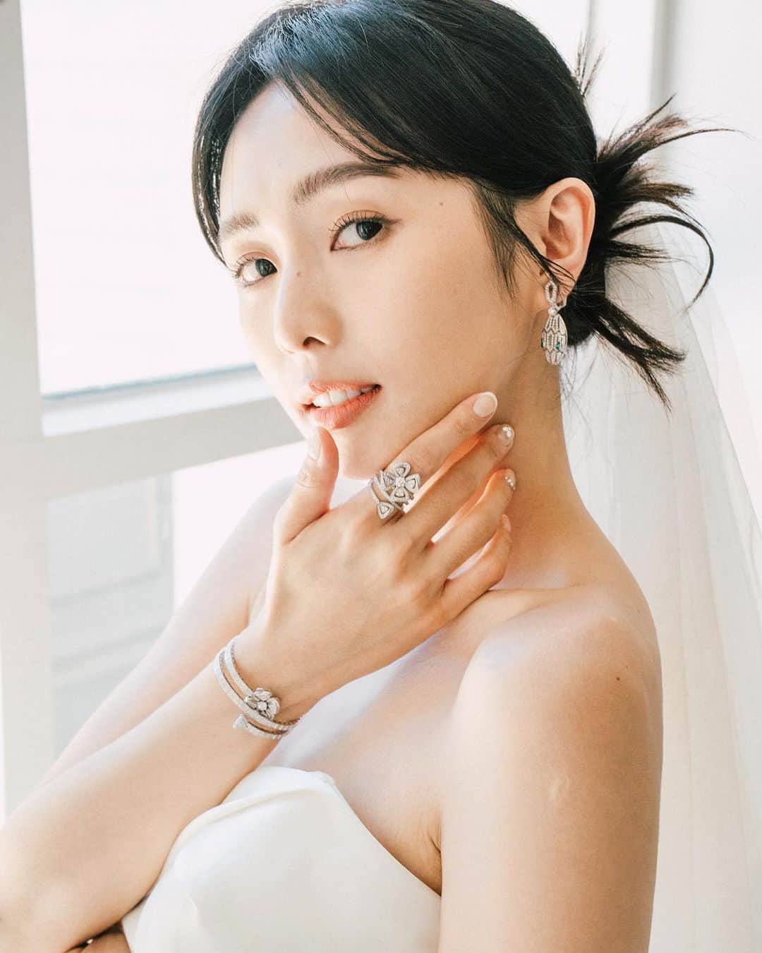 Dewi Chienのインスタグラム：「💎珠寶  當初最難選擇之一就是：戴在身上讓我閃閃發亮的珠寶，最後直接被 @bulgari Fiorever系列的寓意給深深吸引。  以「永遠」forever結合義大利文「花朵」flore為名，致敬大自然象徵幸福與輕快無憂的花漾禮讚，寶格麗將其化為積極正能量與歡樂愉悅的永恆象徵，同時細緻融入屬於寶格麗羅馬式的浪漫氣息。  剛好我們婚禮就是用滿滿的「花朵」堆疊，而我們的幸福主旨之一就是「永遠」，一切完全就是最美的巧合。🤍  💎 @bulgari  💄 @arialping  💇🏻‍♀️ @actomlee  👰🏻‍♀️ @artizstudio.tw 📷 @thestagephotography @nickchangphotography   #大衛婚禮紀錄 #帶你們一起用照片影片參與婚禮過程」
