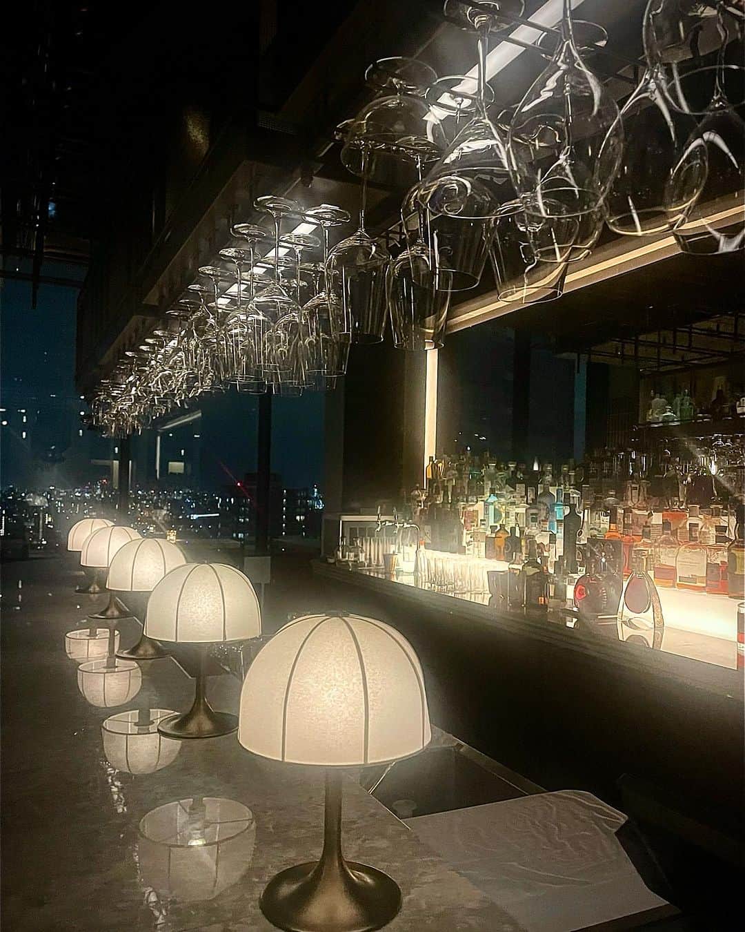 のインスタグラム：「キンプトン東京の17階のラウンジBAR🍸✨ キラキラ綺麗でした😍  #キンプトン新宿東京  #BAR #新宿BAR #インスタグラマー  #インフルエンサー #インスタ映え #インスタ映えスポット  #新宿ホテルパークイン」
