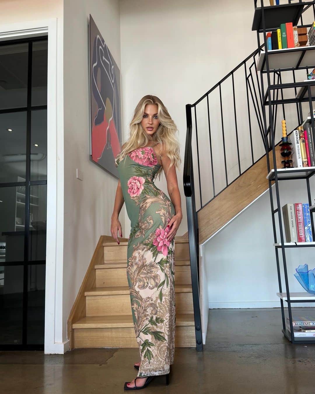 のインスタグラム：「TM babe, @emmajanestevens stuns in our Julianna Dress. Tap to shop! 🤍」