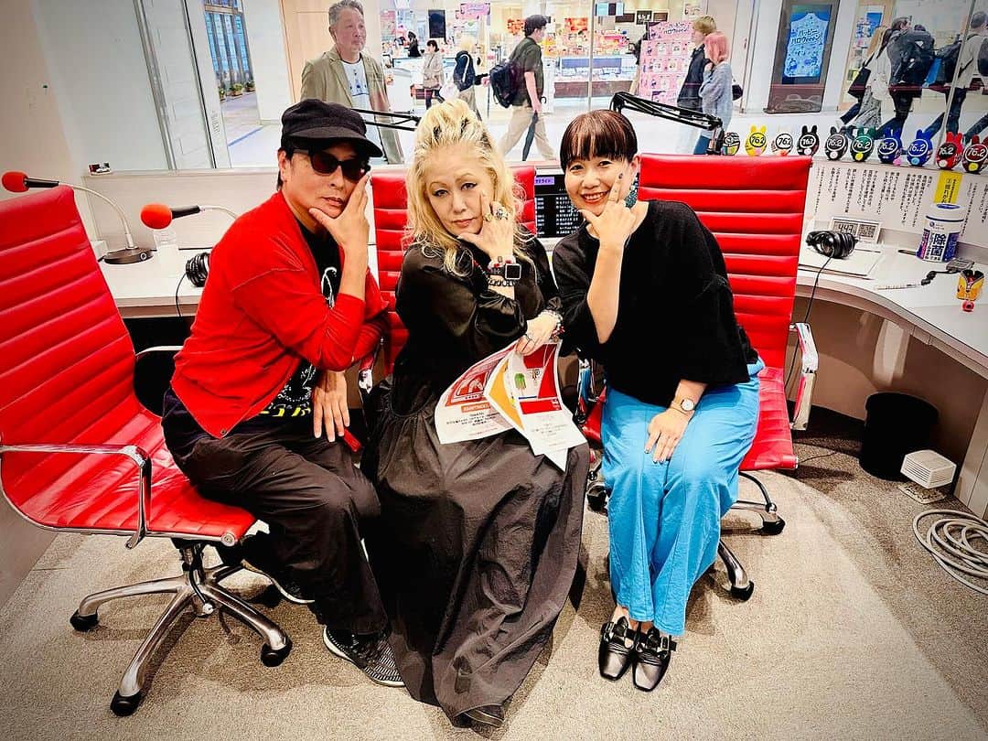 JILLのインスタグラム：「楽しい会話がたくさんでした👍 テイ•トウワさん。 L型ポーズはテイさんポーズ💓 また、ゆっくり話をしたいなぁ。  #テイトウワポーズ  ———————————— #10月03日billboardlive大阪 #10月29日REDROCKS #11月03日西条市ストーンハンマー #11月04日西条市こけら落とし  ———————————— #jillpersonz  #personz  #youtubepersonzチャンネル #note  #jillpersonz  #エアプレ #JILLプレ #ラジオ高崎 #三味線jill屋」
